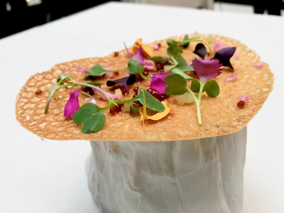 Galleria fotografica






La mappa storico-gastronomica che concettualizza la proposta del Sucede









Il nostro pranzo al Sucede. Si inizia con El huevo y la manzana, ossia uovo e mela, due elementi tipici dei Saturnali romani









Uva gasificada, ossia uva gassata. Si accompagna col latino mursum, un succo d'uva fermentato, non alcolico, con miele (qui aria di miele)






