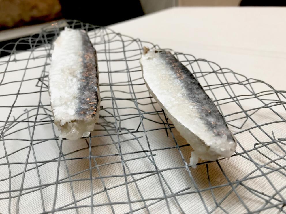 Galleria fotografica






La mappa storico-gastronomica che concettualizza la proposta del Sucede









Il nostro pranzo al Sucede. Si inizia con El huevo y la manzana, ossia uovo e mela, due elementi tipici dei Saturnali romani









Uva gasificada, ossia uva gassata. Si accompagna col latino mursum, un succo d'uva fermentato, non alcolico, con miele (qui aria di miele)









Inizia il banchetto romano vero e proprio. Dentelle de salazones, un cracker di uova di riccio di mare in salagione, più erbe e fiori. Buonissimo. Il dentelle è il merletto






