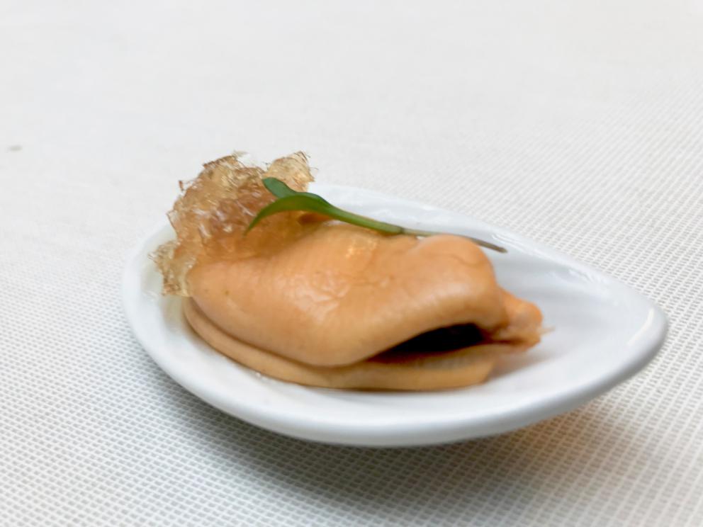 Galleria fotografica






La mappa storico-gastronomica che concettualizza la proposta del Sucede









Il nostro pranzo al Sucede. Si inizia con El huevo y la manzana, ossia uovo e mela, due elementi tipici dei Saturnali romani









Uva gasificada, ossia uva gassata. Si accompagna col latino mursum, un succo d'uva fermentato, non alcolico, con miele (qui aria di miele)









Inizia il banchetto romano vero e proprio. Dentelle de salazones, un cracker di uova di riccio di mare in salagione, più erbe e fiori. Buonissimo. Il dentelle è il merletto









La fritura de la sardina. la sardina è fritta senza olio, nel mannitolo






