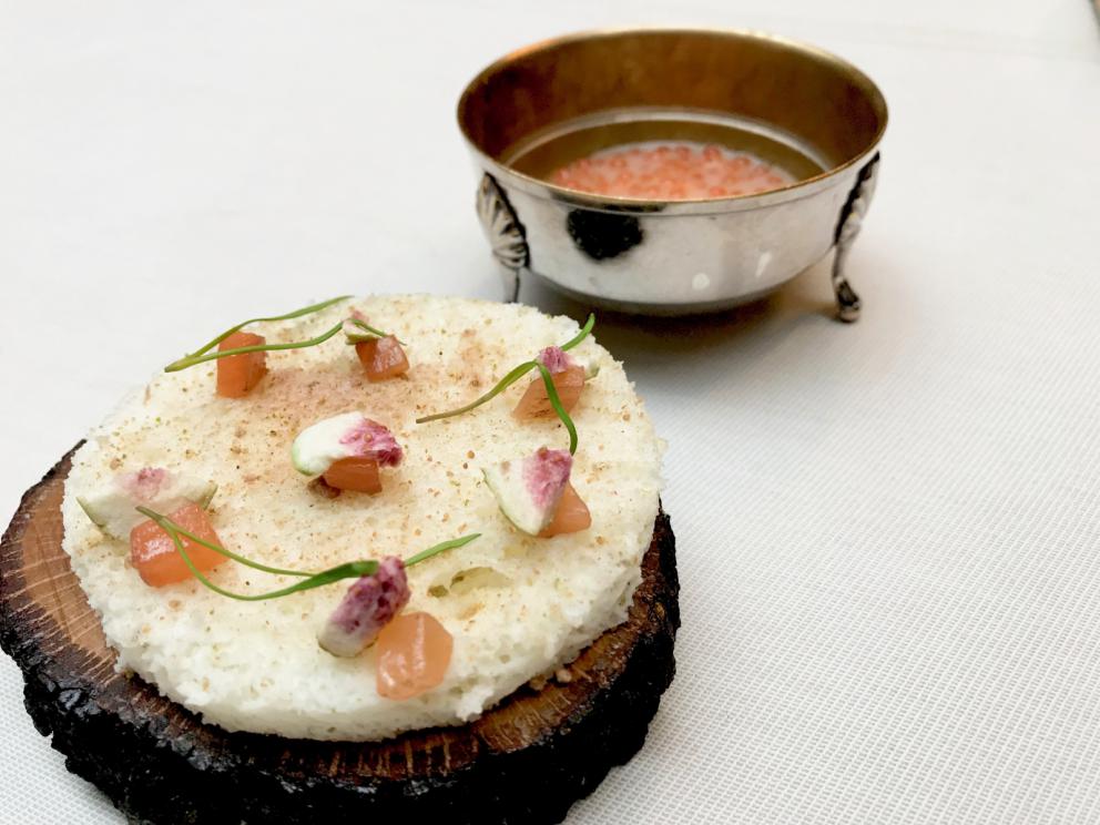 Galleria fotografica






La mappa storico-gastronomica che concettualizza la proposta del Sucede









Il nostro pranzo al Sucede. Si inizia con El huevo y la manzana, ossia uovo e mela, due elementi tipici dei Saturnali romani









Uva gasificada, ossia uva gassata. Si accompagna col latino mursum, un succo d'uva fermentato, non alcolico, con miele (qui aria di miele)









Inizia il banchetto romano vero e proprio. Dentelle de salazones, un cracker di uova di riccio di mare in salagione, più erbe e fiori. Buonissimo. Il dentelle è il merletto









La fritura de la sardina. la sardina è fritta senza olio, nel mannitolo









Mejillón ojimiel, ossia cozza con aceto e miele






