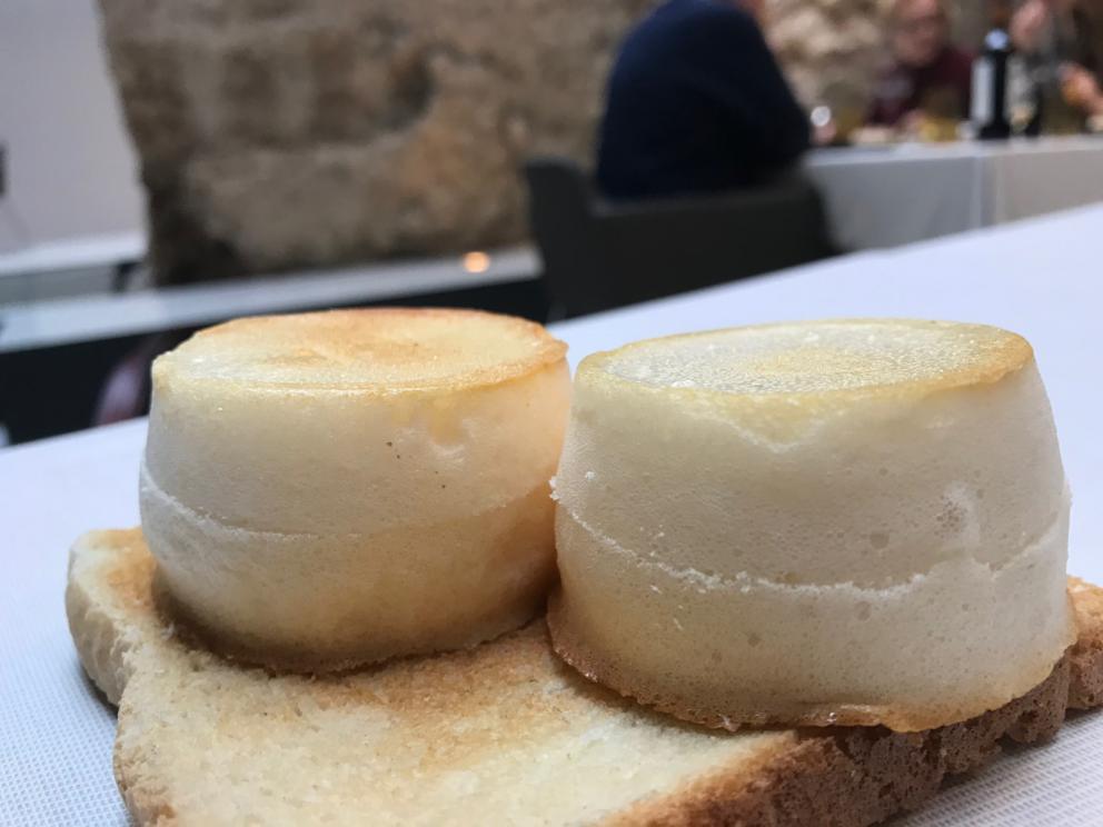 Galleria fotografica






La mappa storico-gastronomica che concettualizza la proposta del Sucede









Il nostro pranzo al Sucede. Si inizia con El huevo y la manzana, ossia uovo e mela, due elementi tipici dei Saturnali romani









Uva gasificada, ossia uva gassata. Si accompagna col latino mursum, un succo d'uva fermentato, non alcolico, con miele (qui aria di miele)









Inizia il banchetto romano vero e proprio. Dentelle de salazones, un cracker di uova di riccio di mare in salagione, più erbe e fiori. Buonissimo. Il dentelle è il merletto









La fritura de la sardina. la sardina è fritta senza olio, nel mannitolo









Mejillón ojimiel, ossia cozza con aceto e miele









Delizioso il Pan de higos, pane di fichi con trota e caviale di trota, a parte









Ostra con holandesa de garum, ostrica con salsa olandese di garum. Piatto elegantissimo






