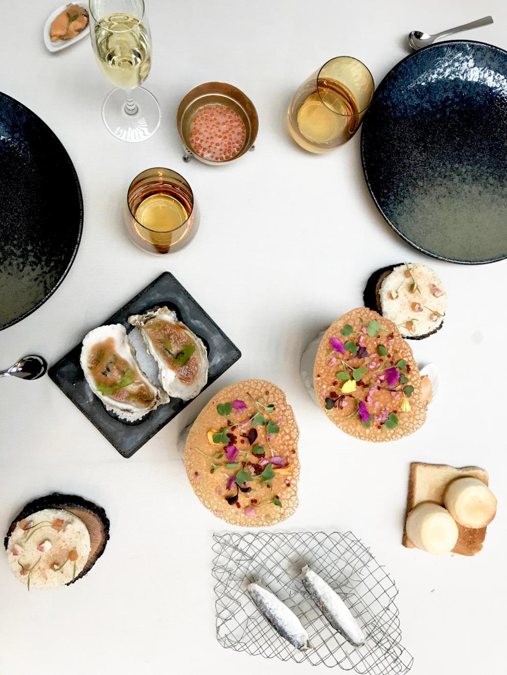 Galleria fotografica






La mappa storico-gastronomica che concettualizza la proposta del Sucede









Il nostro pranzo al Sucede. Si inizia con El huevo y la manzana, ossia uovo e mela, due elementi tipici dei Saturnali romani









Uva gasificada, ossia uva gassata. Si accompagna col latino mursum, un succo d'uva fermentato, non alcolico, con miele (qui aria di miele)









Inizia il banchetto romano vero e proprio. Dentelle de salazones, un cracker di uova di riccio di mare in salagione, più erbe e fiori. Buonissimo. Il dentelle è il merletto









La fritura de la sardina. la sardina è fritta senza olio, nel mannitolo









Mejillón ojimiel, ossia cozza con aceto e miele









Delizioso il Pan de higos, pane di fichi con trota e caviale di trota, a parte









Ostra con holandesa de garum, ostrica con salsa olandese di garum. Piatto elegantissimo









Merengue de erizo, meringa di ricci di mare






