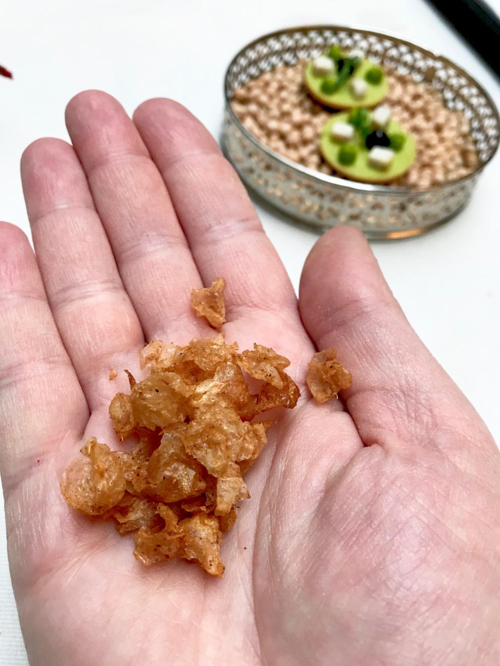 Galleria fotografica






La mappa storico-gastronomica che concettualizza la proposta del Sucede









Il nostro pranzo al Sucede. Si inizia con El huevo y la manzana, ossia uovo e mela, due elementi tipici dei Saturnali romani









Uva gasificada, ossia uva gassata. Si accompagna col latino mursum, un succo d'uva fermentato, non alcolico, con miele (qui aria di miele)









Inizia il banchetto romano vero e proprio. Dentelle de salazones, un cracker di uova di riccio di mare in salagione, più erbe e fiori. Buonissimo. Il dentelle è il merletto









La fritura de la sardina. la sardina è fritta senza olio, nel mannitolo









Mejillón ojimiel, ossia cozza con aceto e miele









Delizioso il Pan de higos, pane di fichi con trota e caviale di trota, a parte









Ostra con holandesa de garum, ostrica con salsa olandese di garum. Piatto elegantissimo









Merengue de erizo, meringa di ricci di mare









Si compone così il banchetto romano






