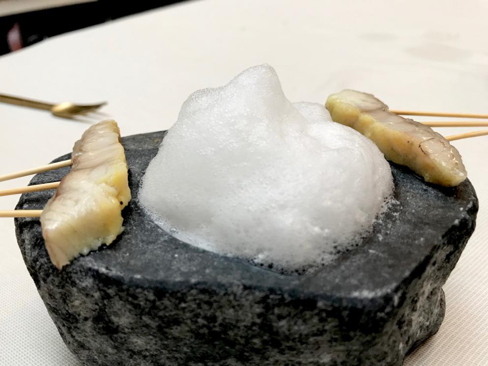 Galleria fotografica






La mappa storico-gastronomica che concettualizza la proposta del Sucede









Il nostro pranzo al Sucede. Si inizia con El huevo y la manzana, ossia uovo e mela, due elementi tipici dei Saturnali romani









Uva gasificada, ossia uva gassata. Si accompagna col latino mursum, un succo d'uva fermentato, non alcolico, con miele (qui aria di miele)









Inizia il banchetto romano vero e proprio. Dentelle de salazones, un cracker di uova di riccio di mare in salagione, più erbe e fiori. Buonissimo. Il dentelle è il merletto









La fritura de la sardina. la sardina è fritta senza olio, nel mannitolo









Mejillón ojimiel, ossia cozza con aceto e miele









Delizioso il Pan de higos, pane di fichi con trota e caviale di trota, a parte









Ostra con holandesa de garum, ostrica con salsa olandese di garum. Piatto elegantissimo









Merengue de erizo, meringa di ricci di mare









Si compone così il banchetto romano









Parte una sorta di focus sull'anguilla e i ceci. Qui uno snack, Pieles de garbanzo, ossia pelle di ceci









Infusión de anguila y garbanzo, infusione di anguilla e ceci









Ottima la Tartaleta de anguila, tartelletta di ceci verdi con anguilla e sferificazione di Merlot






