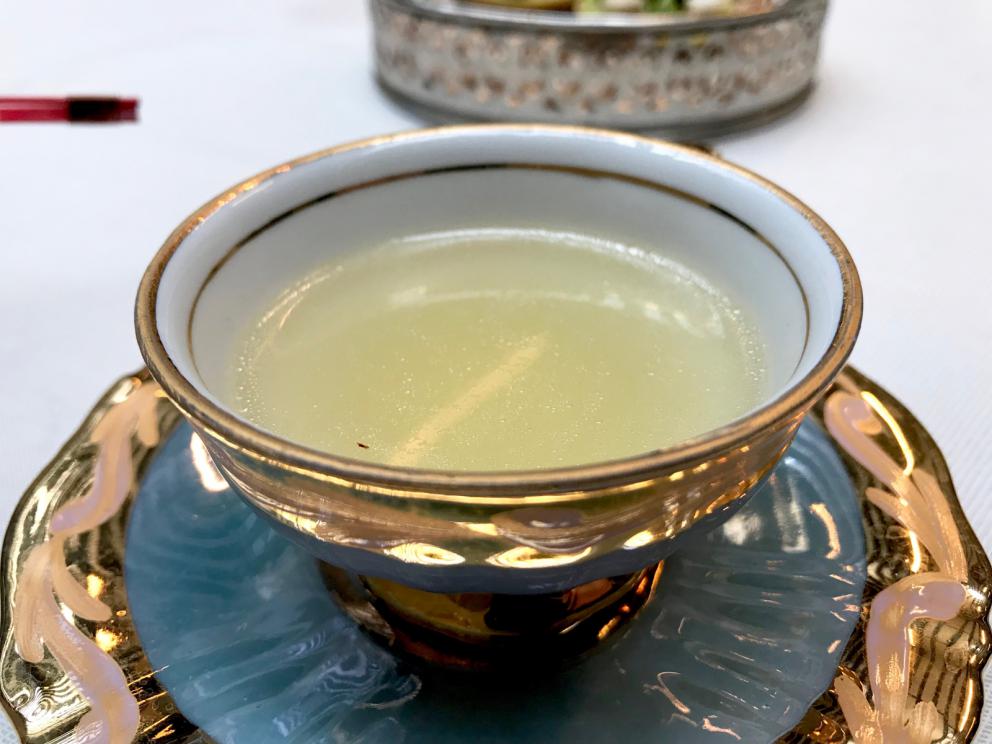 Galleria fotografica






La mappa storico-gastronomica che concettualizza la proposta del Sucede









Il nostro pranzo al Sucede. Si inizia con El huevo y la manzana, ossia uovo e mela, due elementi tipici dei Saturnali romani









Uva gasificada, ossia uva gassata. Si accompagna col latino mursum, un succo d'uva fermentato, non alcolico, con miele (qui aria di miele)









Inizia il banchetto romano vero e proprio. Dentelle de salazones, un cracker di uova di riccio di mare in salagione, più erbe e fiori. Buonissimo. Il dentelle è il merletto









La fritura de la sardina. la sardina è fritta senza olio, nel mannitolo









Mejillón ojimiel, ossia cozza con aceto e miele









Delizioso il Pan de higos, pane di fichi con trota e caviale di trota, a parte









Ostra con holandesa de garum, ostrica con salsa olandese di garum. Piatto elegantissimo









Merengue de erizo, meringa di ricci di mare









Si compone così il banchetto romano









Parte una sorta di focus sull'anguilla e i ceci. Qui uno snack, Pieles de garbanzo, ossia pelle di ceci






