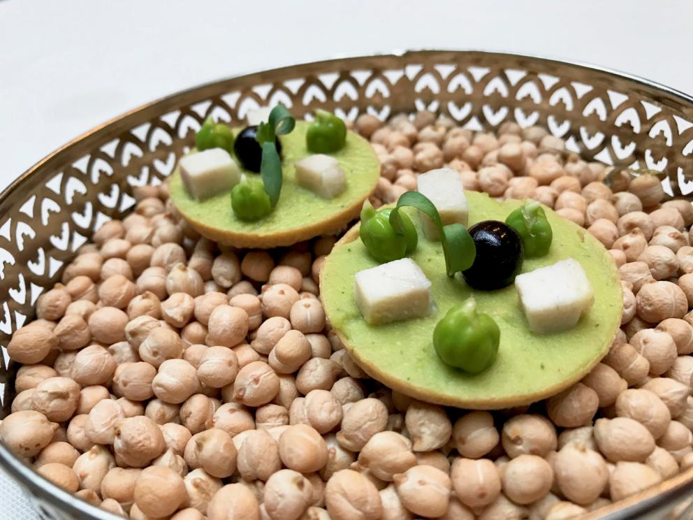 Galleria fotografica






La mappa storico-gastronomica che concettualizza la proposta del Sucede









Il nostro pranzo al Sucede. Si inizia con El huevo y la manzana, ossia uovo e mela, due elementi tipici dei Saturnali romani









Uva gasificada, ossia uva gassata. Si accompagna col latino mursum, un succo d'uva fermentato, non alcolico, con miele (qui aria di miele)









Inizia il banchetto romano vero e proprio. Dentelle de salazones, un cracker di uova di riccio di mare in salagione, più erbe e fiori. Buonissimo. Il dentelle è il merletto









La fritura de la sardina. la sardina è fritta senza olio, nel mannitolo









Mejillón ojimiel, ossia cozza con aceto e miele









Delizioso il Pan de higos, pane di fichi con trota e caviale di trota, a parte









Ostra con holandesa de garum, ostrica con salsa olandese di garum. Piatto elegantissimo









Merengue de erizo, meringa di ricci di mare









Si compone così il banchetto romano









Parte una sorta di focus sull'anguilla e i ceci. Qui uno snack, Pieles de garbanzo, ossia pelle di ceci









Infusión de anguila y garbanzo, infusione di anguilla e ceci






