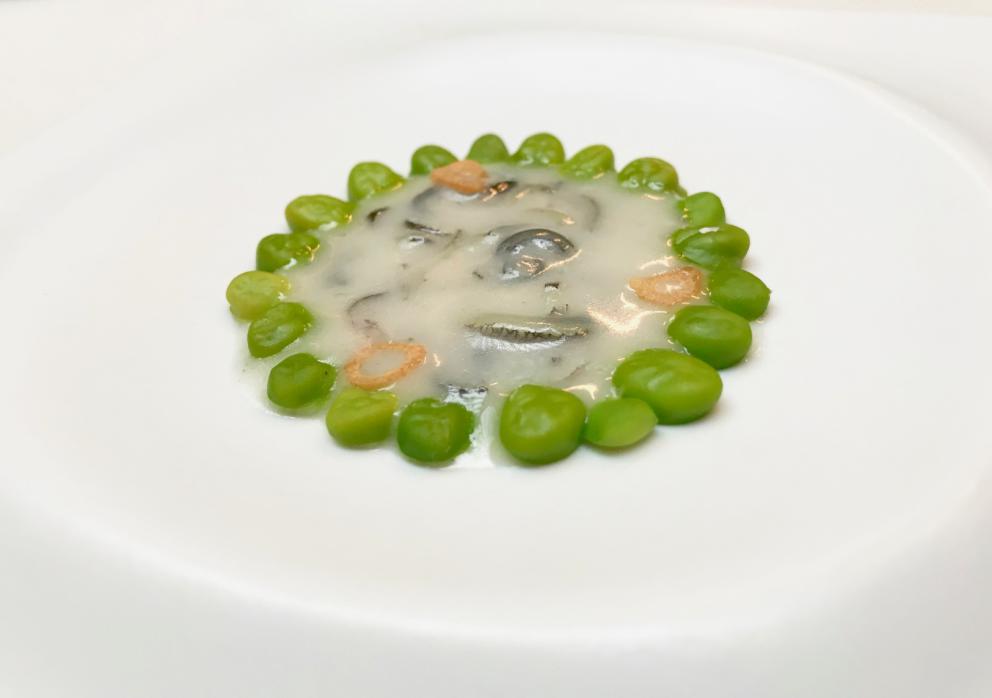 Galleria fotografica






La mappa storico-gastronomica che concettualizza la proposta del Sucede









Il nostro pranzo al Sucede. Si inizia con El huevo y la manzana, ossia uovo e mela, due elementi tipici dei Saturnali romani









Uva gasificada, ossia uva gassata. Si accompagna col latino mursum, un succo d'uva fermentato, non alcolico, con miele (qui aria di miele)









Inizia il banchetto romano vero e proprio. Dentelle de salazones, un cracker di uova di riccio di mare in salagione, più erbe e fiori. Buonissimo. Il dentelle è il merletto









La fritura de la sardina. la sardina è fritta senza olio, nel mannitolo









Mejillón ojimiel, ossia cozza con aceto e miele









Delizioso il Pan de higos, pane di fichi con trota e caviale di trota, a parte









Ostra con holandesa de garum, ostrica con salsa olandese di garum. Piatto elegantissimo









Merengue de erizo, meringa di ricci di mare









Si compone così il banchetto romano









Parte una sorta di focus sull'anguilla e i ceci. Qui uno snack, Pieles de garbanzo, ossia pelle di ceci









Infusión de anguila y garbanzo, infusione di anguilla e ceci









Ottima la Tartaleta de anguila, tartelletta di ceci verdi con anguilla e sferificazione di Merlot









Anguila al azafrán, ossia filetto di anguilla con zafferano e schiuma di agrumi






