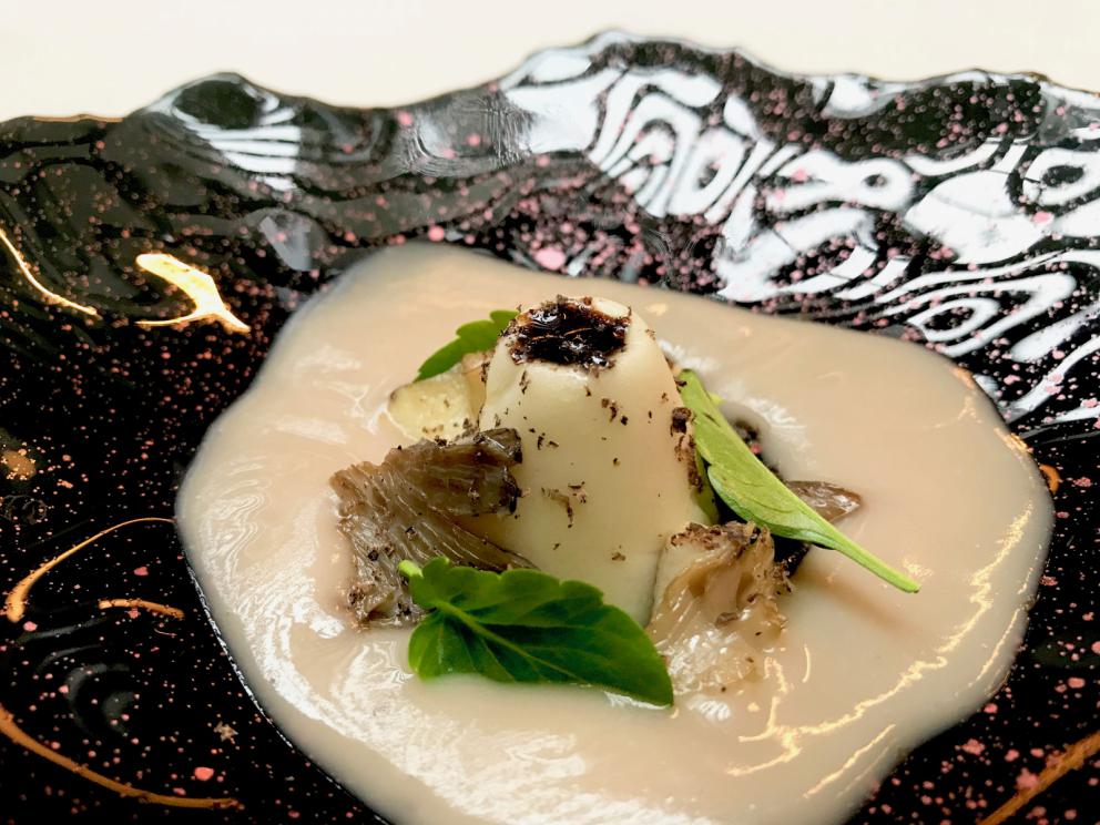 Galleria fotografica






La mappa storico-gastronomica che concettualizza la proposta del Sucede









Il nostro pranzo al Sucede. Si inizia con El huevo y la manzana, ossia uovo e mela, due elementi tipici dei Saturnali romani









Uva gasificada, ossia uva gassata. Si accompagna col latino mursum, un succo d'uva fermentato, non alcolico, con miele (qui aria di miele)









Inizia il banchetto romano vero e proprio. Dentelle de salazones, un cracker di uova di riccio di mare in salagione, più erbe e fiori. Buonissimo. Il dentelle è il merletto









La fritura de la sardina. la sardina è fritta senza olio, nel mannitolo









Mejillón ojimiel, ossia cozza con aceto e miele









Delizioso il Pan de higos, pane di fichi con trota e caviale di trota, a parte









Ostra con holandesa de garum, ostrica con salsa olandese di garum. Piatto elegantissimo









Merengue de erizo, meringa di ricci di mare









Si compone così il banchetto romano









Parte una sorta di focus sull'anguilla e i ceci. Qui uno snack, Pieles de garbanzo, ossia pelle di ceci









Infusión de anguila y garbanzo, infusione di anguilla e ceci









Ottima la Tartaleta de anguila, tartelletta di ceci verdi con anguilla e sferificazione di Merlot









Anguila al azafrán, ossia filetto di anguilla con zafferano e schiuma di agrumi









Anguila y garbanzo verde, ossia una stratosferica crema di anguilla e ceci verdi, non secchi









Tartaleta de tuétano, ossia tortino di midollo, un cracker di noci macadamia con midollo grattugiato e frutti rossi






