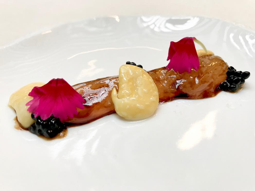 Galleria fotografica






La mappa storico-gastronomica che concettualizza la proposta del Sucede









Il nostro pranzo al Sucede. Si inizia con El huevo y la manzana, ossia uovo e mela, due elementi tipici dei Saturnali romani









Uva gasificada, ossia uva gassata. Si accompagna col latino mursum, un succo d'uva fermentato, non alcolico, con miele (qui aria di miele)









Inizia il banchetto romano vero e proprio. Dentelle de salazones, un cracker di uova di riccio di mare in salagione, più erbe e fiori. Buonissimo. Il dentelle è il merletto









La fritura de la sardina. la sardina è fritta senza olio, nel mannitolo









Mejillón ojimiel, ossia cozza con aceto e miele









Delizioso il Pan de higos, pane di fichi con trota e caviale di trota, a parte









Ostra con holandesa de garum, ostrica con salsa olandese di garum. Piatto elegantissimo









Merengue de erizo, meringa di ricci di mare









Si compone così il banchetto romano









Parte una sorta di focus sull'anguilla e i ceci. Qui uno snack, Pieles de garbanzo, ossia pelle di ceci









Infusión de anguila y garbanzo, infusione di anguilla e ceci









Ottima la Tartaleta de anguila, tartelletta di ceci verdi con anguilla e sferificazione di Merlot









Anguila al azafrán, ossia filetto di anguilla con zafferano e schiuma di agrumi









Anguila y garbanzo verde, ossia una stratosferica crema di anguilla e ceci verdi, non secchi









Tartaleta de tuétano, ossia tortino di midollo, un cracker di noci macadamia con midollo grattugiato e frutti rossi









Tuétano silvestre, midollo selvaggio: un flan di midollo con tartufo, funghi e crema di castagne






