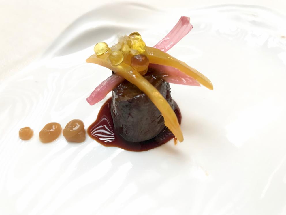 Galleria fotografica






La mappa storico-gastronomica che concettualizza la proposta del Sucede









Il nostro pranzo al Sucede. Si inizia con El huevo y la manzana, ossia uovo e mela, due elementi tipici dei Saturnali romani









Uva gasificada, ossia uva gassata. Si accompagna col latino mursum, un succo d'uva fermentato, non alcolico, con miele (qui aria di miele)









Inizia il banchetto romano vero e proprio. Dentelle de salazones, un cracker di uova di riccio di mare in salagione, più erbe e fiori. Buonissimo. Il dentelle è il merletto









La fritura de la sardina. la sardina è fritta senza olio, nel mannitolo









Mejillón ojimiel, ossia cozza con aceto e miele









Delizioso il Pan de higos, pane di fichi con trota e caviale di trota, a parte









Ostra con holandesa de garum, ostrica con salsa olandese di garum. Piatto elegantissimo









Merengue de erizo, meringa di ricci di mare









Si compone così il banchetto romano









Parte una sorta di focus sull'anguilla e i ceci. Qui uno snack, Pieles de garbanzo, ossia pelle di ceci









Infusión de anguila y garbanzo, infusione di anguilla e ceci









Ottima la Tartaleta de anguila, tartelletta di ceci verdi con anguilla e sferificazione di Merlot









Anguila al azafrán, ossia filetto di anguilla con zafferano e schiuma di agrumi









Anguila y garbanzo verde, ossia una stratosferica crema di anguilla e ceci verdi, non secchi









Tartaleta de tuétano, ossia tortino di midollo, un cracker di noci macadamia con midollo grattugiato e frutti rossi









Tuétano silvestre, midollo selvaggio: un flan di midollo con tartufo, funghi e crema di castagne









Altro passaggio, Cartílago, trufa y altramuces, ossia cartilagine, tartufo e lupino. La cartilagine è di maiale, c'è la sua demi-glace, poi lupini e sferificazione di tartufo
 






