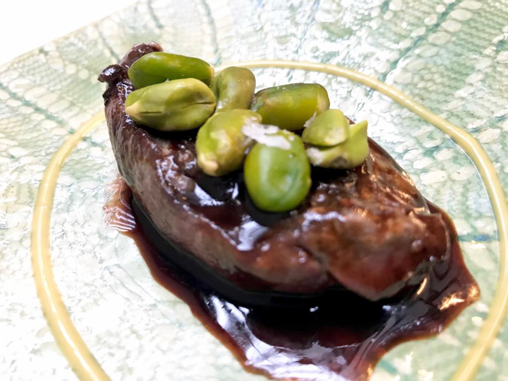 Galleria fotografica






La mappa storico-gastronomica che concettualizza la proposta del Sucede









Il nostro pranzo al Sucede. Si inizia con El huevo y la manzana, ossia uovo e mela, due elementi tipici dei Saturnali romani









Uva gasificada, ossia uva gassata. Si accompagna col latino mursum, un succo d'uva fermentato, non alcolico, con miele (qui aria di miele)









Inizia il banchetto romano vero e proprio. Dentelle de salazones, un cracker di uova di riccio di mare in salagione, più erbe e fiori. Buonissimo. Il dentelle è il merletto









La fritura de la sardina. la sardina è fritta senza olio, nel mannitolo









Mejillón ojimiel, ossia cozza con aceto e miele









Delizioso il Pan de higos, pane di fichi con trota e caviale di trota, a parte









Ostra con holandesa de garum, ostrica con salsa olandese di garum. Piatto elegantissimo









Merengue de erizo, meringa di ricci di mare









Si compone così il banchetto romano









Parte una sorta di focus sull'anguilla e i ceci. Qui uno snack, Pieles de garbanzo, ossia pelle di ceci









Infusión de anguila y garbanzo, infusione di anguilla e ceci









Ottima la Tartaleta de anguila, tartelletta di ceci verdi con anguilla e sferificazione di Merlot









Anguila al azafrán, ossia filetto di anguilla con zafferano e schiuma di agrumi









Anguila y garbanzo verde, ossia una stratosferica crema di anguilla e ceci verdi, non secchi









Tartaleta de tuétano, ossia tortino di midollo, un cracker di noci macadamia con midollo grattugiato e frutti rossi









Tuétano silvestre, midollo selvaggio: un flan di midollo con tartufo, funghi e crema di castagne









Altro passaggio, Cartílago, trufa y altramuces, ossia cartilagine, tartufo e lupino. La cartilagine è di maiale, c'è la sua demi-glace, poi lupini e sferificazione di tartufo
 









Liebre y encurtidos, lepre e sottaceti: un bel filetto di lepre con melanzane e cipolle sottaceto, sfere di olio e crema di aglio nero






