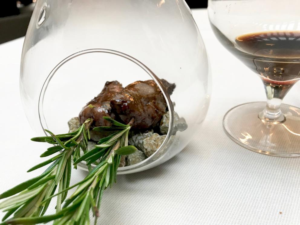 Galleria fotografica






La mappa storico-gastronomica che concettualizza la proposta del Sucede









Il nostro pranzo al Sucede. Si inizia con El huevo y la manzana, ossia uovo e mela, due elementi tipici dei Saturnali romani









Uva gasificada, ossia uva gassata. Si accompagna col latino mursum, un succo d'uva fermentato, non alcolico, con miele (qui aria di miele)









Inizia il banchetto romano vero e proprio. Dentelle de salazones, un cracker di uova di riccio di mare in salagione, più erbe e fiori. Buonissimo. Il dentelle è il merletto









La fritura de la sardina. la sardina è fritta senza olio, nel mannitolo









Mejillón ojimiel, ossia cozza con aceto e miele









Delizioso il Pan de higos, pane di fichi con trota e caviale di trota, a parte









Ostra con holandesa de garum, ostrica con salsa olandese di garum. Piatto elegantissimo









Merengue de erizo, meringa di ricci di mare









Si compone così il banchetto romano









Parte una sorta di focus sull'anguilla e i ceci. Qui uno snack, Pieles de garbanzo, ossia pelle di ceci









Infusión de anguila y garbanzo, infusione di anguilla e ceci









Ottima la Tartaleta de anguila, tartelletta di ceci verdi con anguilla e sferificazione di Merlot









Anguila al azafrán, ossia filetto di anguilla con zafferano e schiuma di agrumi









Anguila y garbanzo verde, ossia una stratosferica crema di anguilla e ceci verdi, non secchi









Tartaleta de tuétano, ossia tortino di midollo, un cracker di noci macadamia con midollo grattugiato e frutti rossi









Tuétano silvestre, midollo selvaggio: un flan di midollo con tartufo, funghi e crema di castagne









Altro passaggio, Cartílago, trufa y altramuces, ossia cartilagine, tartufo e lupino. La cartilagine è di maiale, c'è la sua demi-glace, poi lupini e sferificazione di tartufo
 









Liebre y encurtidos, lepre e sottaceti: un bel filetto di lepre con melanzane e cipolle sottaceto, sfere di olio e crema di aglio nero









Paloma con pistachos, colomba con pistacchi: gran piatto, i pistacchi sono in tre texture (cotti in crema, crudi e pralinati). Forti note tostate, anche in questo caso si gioca sul superamento delle barriere tra dolce e salato, come nei piatti precedenti






