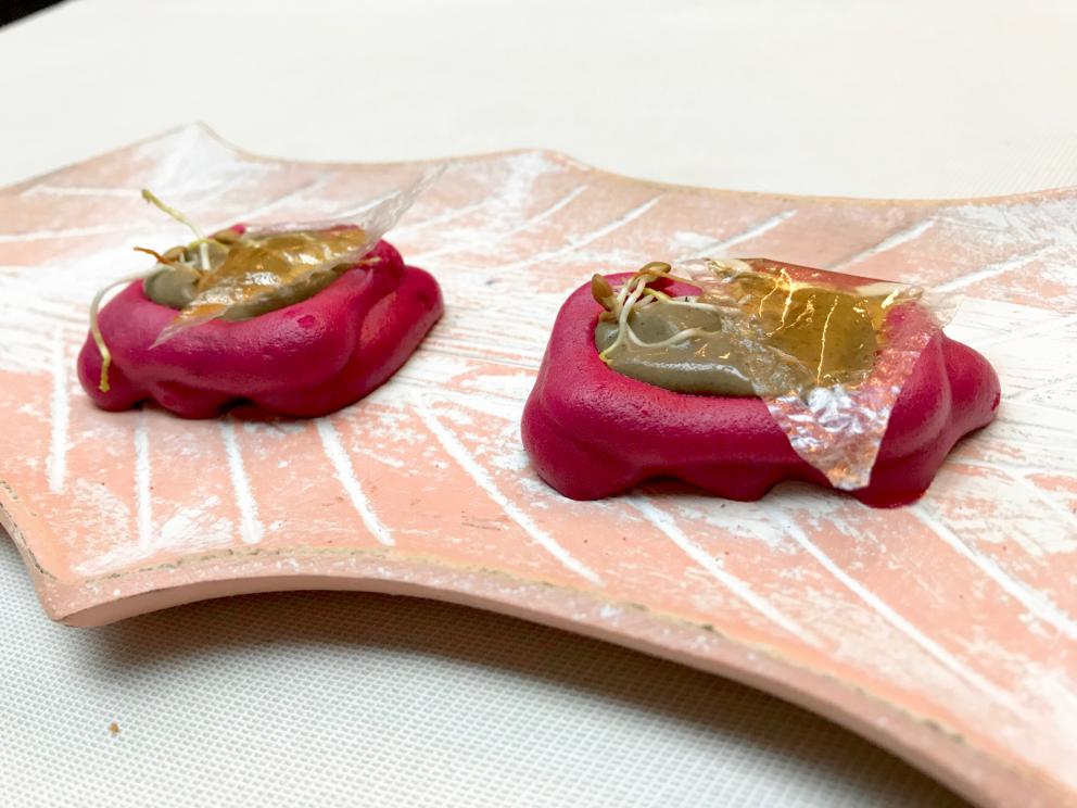 Galleria fotografica






La mappa storico-gastronomica che concettualizza la proposta del Sucede









Il nostro pranzo al Sucede. Si inizia con El huevo y la manzana, ossia uovo e mela, due elementi tipici dei Saturnali romani









Uva gasificada, ossia uva gassata. Si accompagna col latino mursum, un succo d'uva fermentato, non alcolico, con miele (qui aria di miele)









Inizia il banchetto romano vero e proprio. Dentelle de salazones, un cracker di uova di riccio di mare in salagione, più erbe e fiori. Buonissimo. Il dentelle è il merletto









La fritura de la sardina. la sardina è fritta senza olio, nel mannitolo









Mejillón ojimiel, ossia cozza con aceto e miele









Delizioso il Pan de higos, pane di fichi con trota e caviale di trota, a parte









Ostra con holandesa de garum, ostrica con salsa olandese di garum. Piatto elegantissimo









Merengue de erizo, meringa di ricci di mare









Si compone così il banchetto romano









Parte una sorta di focus sull'anguilla e i ceci. Qui uno snack, Pieles de garbanzo, ossia pelle di ceci









Infusión de anguila y garbanzo, infusione di anguilla e ceci









Ottima la Tartaleta de anguila, tartelletta di ceci verdi con anguilla e sferificazione di Merlot









Anguila al azafrán, ossia filetto di anguilla con zafferano e schiuma di agrumi









Anguila y garbanzo verde, ossia una stratosferica crema di anguilla e ceci verdi, non secchi









Tartaleta de tuétano, ossia tortino di midollo, un cracker di noci macadamia con midollo grattugiato e frutti rossi









Tuétano silvestre, midollo selvaggio: un flan di midollo con tartufo, funghi e crema di castagne









Altro passaggio, Cartílago, trufa y altramuces, ossia cartilagine, tartufo e lupino. La cartilagine è di maiale, c'è la sua demi-glace, poi lupini e sferificazione di tartufo
 









Liebre y encurtidos, lepre e sottaceti: un bel filetto di lepre con melanzane e cipolle sottaceto, sfere di olio e crema di aglio nero









Paloma con pistachos, colomba con pistacchi: gran piatto, i pistacchi sono in tre texture (cotti in crema, crudi e pralinati). Forti note tostate, anche in questo caso si gioca sul superamento delle barriere tra dolce e salato, come nei piatti precedenti









Consomé de tórtola e Tórtola al romero, quindi consommé di tortora e tortora affumicata al rosmarino. Piatto perfetto, goloso, elegante, di grandissima classe









Inzia la parte araba del menu, con Agua de dátil y rosas, acqua di datteri e rose. Richiama il carcadè che veniva offerto in segno di benvenuto









Flor de hibiscus, fiore di ibisco, con polpa di barbabietola e broccoli






