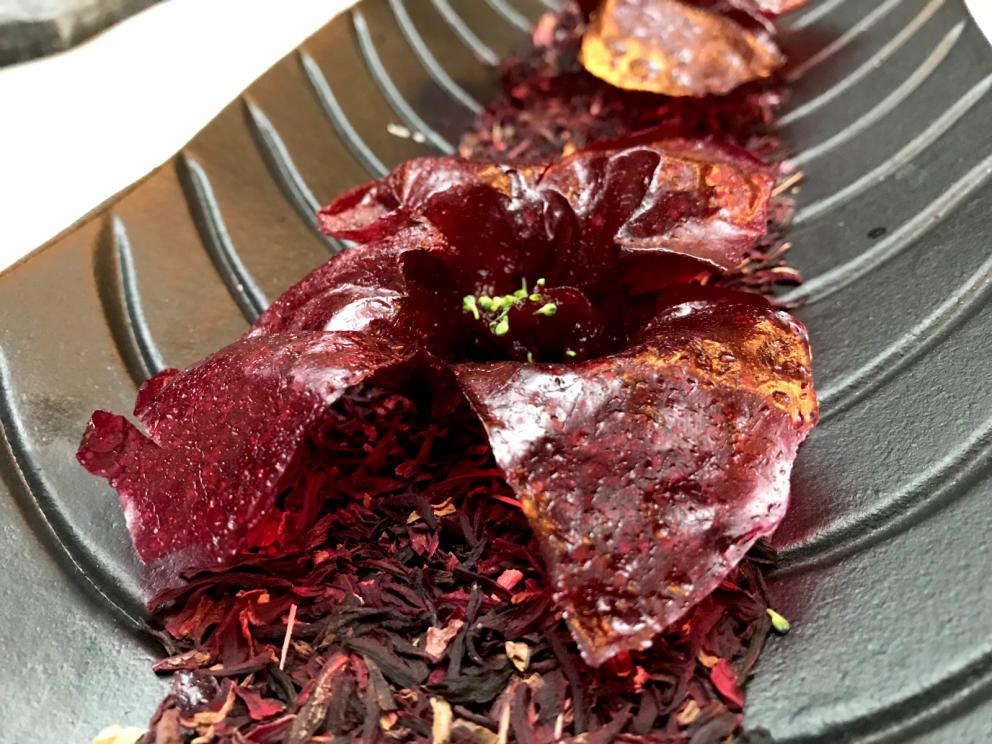 Galleria fotografica






La mappa storico-gastronomica che concettualizza la proposta del Sucede









Il nostro pranzo al Sucede. Si inizia con El huevo y la manzana, ossia uovo e mela, due elementi tipici dei Saturnali romani









Uva gasificada, ossia uva gassata. Si accompagna col latino mursum, un succo d'uva fermentato, non alcolico, con miele (qui aria di miele)









Inizia il banchetto romano vero e proprio. Dentelle de salazones, un cracker di uova di riccio di mare in salagione, più erbe e fiori. Buonissimo. Il dentelle è il merletto









La fritura de la sardina. la sardina è fritta senza olio, nel mannitolo









Mejillón ojimiel, ossia cozza con aceto e miele









Delizioso il Pan de higos, pane di fichi con trota e caviale di trota, a parte









Ostra con holandesa de garum, ostrica con salsa olandese di garum. Piatto elegantissimo









Merengue de erizo, meringa di ricci di mare









Si compone così il banchetto romano









Parte una sorta di focus sull'anguilla e i ceci. Qui uno snack, Pieles de garbanzo, ossia pelle di ceci









Infusión de anguila y garbanzo, infusione di anguilla e ceci









Ottima la Tartaleta de anguila, tartelletta di ceci verdi con anguilla e sferificazione di Merlot









Anguila al azafrán, ossia filetto di anguilla con zafferano e schiuma di agrumi









Anguila y garbanzo verde, ossia una stratosferica crema di anguilla e ceci verdi, non secchi









Tartaleta de tuétano, ossia tortino di midollo, un cracker di noci macadamia con midollo grattugiato e frutti rossi









Tuétano silvestre, midollo selvaggio: un flan di midollo con tartufo, funghi e crema di castagne









Altro passaggio, Cartílago, trufa y altramuces, ossia cartilagine, tartufo e lupino. La cartilagine è di maiale, c'è la sua demi-glace, poi lupini e sferificazione di tartufo
 









Liebre y encurtidos, lepre e sottaceti: un bel filetto di lepre con melanzane e cipolle sottaceto, sfere di olio e crema di aglio nero









Paloma con pistachos, colomba con pistacchi: gran piatto, i pistacchi sono in tre texture (cotti in crema, crudi e pralinati). Forti note tostate, anche in questo caso si gioca sul superamento delle barriere tra dolce e salato, come nei piatti precedenti









Consomé de tórtola e Tórtola al romero, quindi consommé di tortora e tortora affumicata al rosmarino. Piatto perfetto, goloso, elegante, di grandissima classe









Inzia la parte araba del menu, con Agua de dátil y rosas, acqua di datteri e rose. Richiama il carcadè che veniva offerto in segno di benvenuto






