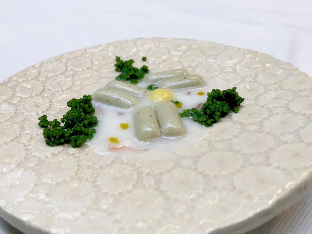 Galleria fotografica






La mappa storico-gastronomica che concettualizza la proposta del Sucede









Il nostro pranzo al Sucede. Si inizia con El huevo y la manzana, ossia uovo e mela, due elementi tipici dei Saturnali romani









Uva gasificada, ossia uva gassata. Si accompagna col latino mursum, un succo d'uva fermentato, non alcolico, con miele (qui aria di miele)









Inizia il banchetto romano vero e proprio. Dentelle de salazones, un cracker di uova di riccio di mare in salagione, più erbe e fiori. Buonissimo. Il dentelle è il merletto









La fritura de la sardina. la sardina è fritta senza olio, nel mannitolo









Mejillón ojimiel, ossia cozza con aceto e miele









Delizioso il Pan de higos, pane di fichi con trota e caviale di trota, a parte









Ostra con holandesa de garum, ostrica con salsa olandese di garum. Piatto elegantissimo









Merengue de erizo, meringa di ricci di mare









Si compone così il banchetto romano









Parte una sorta di focus sull'anguilla e i ceci. Qui uno snack, Pieles de garbanzo, ossia pelle di ceci









Infusión de anguila y garbanzo, infusione di anguilla e ceci









Ottima la Tartaleta de anguila, tartelletta di ceci verdi con anguilla e sferificazione di Merlot









Anguila al azafrán, ossia filetto di anguilla con zafferano e schiuma di agrumi









Anguila y garbanzo verde, ossia una stratosferica crema di anguilla e ceci verdi, non secchi









Tartaleta de tuétano, ossia tortino di midollo, un cracker di noci macadamia con midollo grattugiato e frutti rossi









Tuétano silvestre, midollo selvaggio: un flan di midollo con tartufo, funghi e crema di castagne









Altro passaggio, Cartílago, trufa y altramuces, ossia cartilagine, tartufo e lupino. La cartilagine è di maiale, c'è la sua demi-glace, poi lupini e sferificazione di tartufo
 









Liebre y encurtidos, lepre e sottaceti: un bel filetto di lepre con melanzane e cipolle sottaceto, sfere di olio e crema di aglio nero









Paloma con pistachos, colomba con pistacchi: gran piatto, i pistacchi sono in tre texture (cotti in crema, crudi e pralinati). Forti note tostate, anche in questo caso si gioca sul superamento delle barriere tra dolce e salato, come nei piatti precedenti









Consomé de tórtola e Tórtola al romero, quindi consommé di tortora e tortora affumicata al rosmarino. Piatto perfetto, goloso, elegante, di grandissima classe









Inzia la parte araba del menu, con Agua de dátil y rosas, acqua di datteri e rose. Richiama il carcadè che veniva offerto in segno di benvenuto









Flor de hibiscus, fiore di ibisco, con polpa di barbabietola e broccoli









Vol au vent de hibiscus y lentejas, vol au vent di ibisco, crema di lenticchie e raviolo di miele









Lentejas caviar y caracoles, ossia lenticchie, una sfera di brodo di lenticchie e caviale di lumaca. Buonissimo









A parte, un Consommé di lumaca






