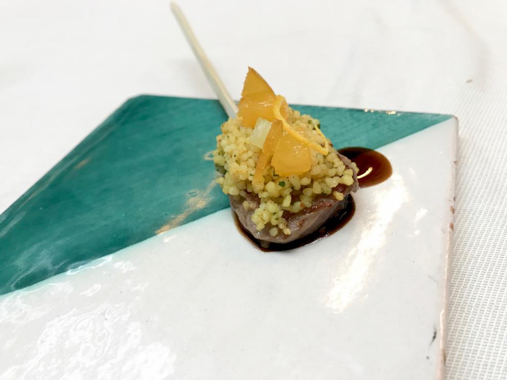 Galleria fotografica






La mappa storico-gastronomica che concettualizza la proposta del Sucede









Il nostro pranzo al Sucede. Si inizia con El huevo y la manzana, ossia uovo e mela, due elementi tipici dei Saturnali romani









Uva gasificada, ossia uva gassata. Si accompagna col latino mursum, un succo d'uva fermentato, non alcolico, con miele (qui aria di miele)









Inizia il banchetto romano vero e proprio. Dentelle de salazones, un cracker di uova di riccio di mare in salagione, più erbe e fiori. Buonissimo. Il dentelle è il merletto









La fritura de la sardina. la sardina è fritta senza olio, nel mannitolo









Mejillón ojimiel, ossia cozza con aceto e miele









Delizioso il Pan de higos, pane di fichi con trota e caviale di trota, a parte









Ostra con holandesa de garum, ostrica con salsa olandese di garum. Piatto elegantissimo









Merengue de erizo, meringa di ricci di mare









Si compone così il banchetto romano









Parte una sorta di focus sull'anguilla e i ceci. Qui uno snack, Pieles de garbanzo, ossia pelle di ceci









Infusión de anguila y garbanzo, infusione di anguilla e ceci









Ottima la Tartaleta de anguila, tartelletta di ceci verdi con anguilla e sferificazione di Merlot









Anguila al azafrán, ossia filetto di anguilla con zafferano e schiuma di agrumi









Anguila y garbanzo verde, ossia una stratosferica crema di anguilla e ceci verdi, non secchi









Tartaleta de tuétano, ossia tortino di midollo, un cracker di noci macadamia con midollo grattugiato e frutti rossi









Tuétano silvestre, midollo selvaggio: un flan di midollo con tartufo, funghi e crema di castagne









Altro passaggio, Cartílago, trufa y altramuces, ossia cartilagine, tartufo e lupino. La cartilagine è di maiale, c'è la sua demi-glace, poi lupini e sferificazione di tartufo
 









Liebre y encurtidos, lepre e sottaceti: un bel filetto di lepre con melanzane e cipolle sottaceto, sfere di olio e crema di aglio nero









Paloma con pistachos, colomba con pistacchi: gran piatto, i pistacchi sono in tre texture (cotti in crema, crudi e pralinati). Forti note tostate, anche in questo caso si gioca sul superamento delle barriere tra dolce e salato, come nei piatti precedenti









Consomé de tórtola e Tórtola al romero, quindi consommé di tortora e tortora affumicata al rosmarino. Piatto perfetto, goloso, elegante, di grandissima classe









Inzia la parte araba del menu, con Agua de dátil y rosas, acqua di datteri e rose. Richiama il carcadè che veniva offerto in segno di benvenuto









Flor de hibiscus, fiore di ibisco, con polpa di barbabietola e broccoli









Vol au vent de hibiscus y lentejas, vol au vent di ibisco, crema di lenticchie e raviolo di miele









Lentejas caviar y caracoles, ossia lenticchie, una sfera di brodo di lenticchie e caviale di lumaca. Buonissimo









A parte, un Consommé di lumaca









Ñoquis de berenjena, gnocchi di melanzana con yogurt, cous cous di erbe, sfere di yogurt alla curcuma






