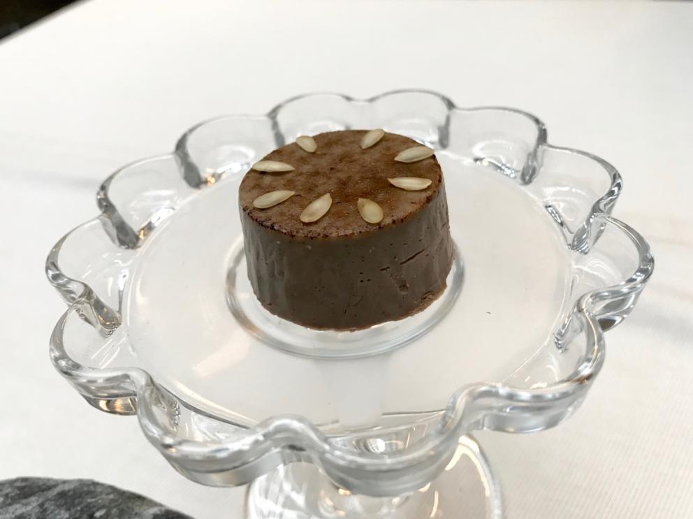 Galleria fotografica






La mappa storico-gastronomica che concettualizza la proposta del Sucede









Il nostro pranzo al Sucede. Si inizia con El huevo y la manzana, ossia uovo e mela, due elementi tipici dei Saturnali romani









Uva gasificada, ossia uva gassata. Si accompagna col latino mursum, un succo d'uva fermentato, non alcolico, con miele (qui aria di miele)









Inizia il banchetto romano vero e proprio. Dentelle de salazones, un cracker di uova di riccio di mare in salagione, più erbe e fiori. Buonissimo. Il dentelle è il merletto









La fritura de la sardina. la sardina è fritta senza olio, nel mannitolo









Mejillón ojimiel, ossia cozza con aceto e miele









Delizioso il Pan de higos, pane di fichi con trota e caviale di trota, a parte









Ostra con holandesa de garum, ostrica con salsa olandese di garum. Piatto elegantissimo









Merengue de erizo, meringa di ricci di mare









Si compone così il banchetto romano









Parte una sorta di focus sull'anguilla e i ceci. Qui uno snack, Pieles de garbanzo, ossia pelle di ceci









Infusión de anguila y garbanzo, infusione di anguilla e ceci









Ottima la Tartaleta de anguila, tartelletta di ceci verdi con anguilla e sferificazione di Merlot









Anguila al azafrán, ossia filetto di anguilla con zafferano e schiuma di agrumi









Anguila y garbanzo verde, ossia una stratosferica crema di anguilla e ceci verdi, non secchi









Tartaleta de tuétano, ossia tortino di midollo, un cracker di noci macadamia con midollo grattugiato e frutti rossi









Tuétano silvestre, midollo selvaggio: un flan di midollo con tartufo, funghi e crema di castagne









Altro passaggio, Cartílago, trufa y altramuces, ossia cartilagine, tartufo e lupino. La cartilagine è di maiale, c'è la sua demi-glace, poi lupini e sferificazione di tartufo
 









Liebre y encurtidos, lepre e sottaceti: un bel filetto di lepre con melanzane e cipolle sottaceto, sfere di olio e crema di aglio nero









Paloma con pistachos, colomba con pistacchi: gran piatto, i pistacchi sono in tre texture (cotti in crema, crudi e pralinati). Forti note tostate, anche in questo caso si gioca sul superamento delle barriere tra dolce e salato, come nei piatti precedenti









Consomé de tórtola e Tórtola al romero, quindi consommé di tortora e tortora affumicata al rosmarino. Piatto perfetto, goloso, elegante, di grandissima classe









Inzia la parte araba del menu, con Agua de dátil y rosas, acqua di datteri e rose. Richiama il carcadè che veniva offerto in segno di benvenuto









Flor de hibiscus, fiore di ibisco, con polpa di barbabietola e broccoli









Vol au vent de hibiscus y lentejas, vol au vent di ibisco, crema di lenticchie e raviolo di miele









Lentejas caviar y caracoles, ossia lenticchie, una sfera di brodo di lenticchie e caviale di lumaca. Buonissimo









A parte, un Consommé di lumaca









Ñoquis de berenjena, gnocchi di melanzana con yogurt, cous cous di erbe, sfere di yogurt alla curcuma









Brocheta de cordero a la naranja, spiedino di agnello all'arancia









Tutta la parte dedicata al coniglio è di bontà clamorosa. Qui Oreja de conejo, orecchie di coniglio croccanti






