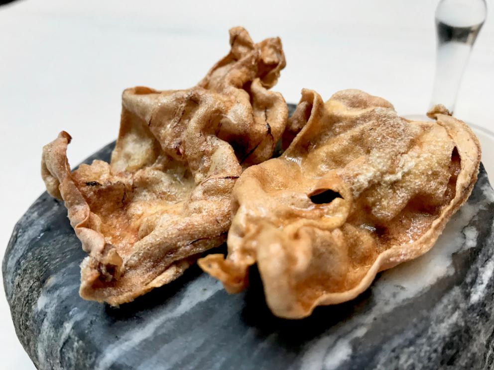 Galleria fotografica






La mappa storico-gastronomica che concettualizza la proposta del Sucede









Il nostro pranzo al Sucede. Si inizia con El huevo y la manzana, ossia uovo e mela, due elementi tipici dei Saturnali romani









Uva gasificada, ossia uva gassata. Si accompagna col latino mursum, un succo d'uva fermentato, non alcolico, con miele (qui aria di miele)









Inizia il banchetto romano vero e proprio. Dentelle de salazones, un cracker di uova di riccio di mare in salagione, più erbe e fiori. Buonissimo. Il dentelle è il merletto









La fritura de la sardina. la sardina è fritta senza olio, nel mannitolo









Mejillón ojimiel, ossia cozza con aceto e miele









Delizioso il Pan de higos, pane di fichi con trota e caviale di trota, a parte









Ostra con holandesa de garum, ostrica con salsa olandese di garum. Piatto elegantissimo









Merengue de erizo, meringa di ricci di mare









Si compone così il banchetto romano









Parte una sorta di focus sull'anguilla e i ceci. Qui uno snack, Pieles de garbanzo, ossia pelle di ceci









Infusión de anguila y garbanzo, infusione di anguilla e ceci









Ottima la Tartaleta de anguila, tartelletta di ceci verdi con anguilla e sferificazione di Merlot









Anguila al azafrán, ossia filetto di anguilla con zafferano e schiuma di agrumi









Anguila y garbanzo verde, ossia una stratosferica crema di anguilla e ceci verdi, non secchi









Tartaleta de tuétano, ossia tortino di midollo, un cracker di noci macadamia con midollo grattugiato e frutti rossi









Tuétano silvestre, midollo selvaggio: un flan di midollo con tartufo, funghi e crema di castagne









Altro passaggio, Cartílago, trufa y altramuces, ossia cartilagine, tartufo e lupino. La cartilagine è di maiale, c'è la sua demi-glace, poi lupini e sferificazione di tartufo
 









Liebre y encurtidos, lepre e sottaceti: un bel filetto di lepre con melanzane e cipolle sottaceto, sfere di olio e crema di aglio nero









Paloma con pistachos, colomba con pistacchi: gran piatto, i pistacchi sono in tre texture (cotti in crema, crudi e pralinati). Forti note tostate, anche in questo caso si gioca sul superamento delle barriere tra dolce e salato, come nei piatti precedenti









Consomé de tórtola e Tórtola al romero, quindi consommé di tortora e tortora affumicata al rosmarino. Piatto perfetto, goloso, elegante, di grandissima classe









Inzia la parte araba del menu, con Agua de dátil y rosas, acqua di datteri e rose. Richiama il carcadè che veniva offerto in segno di benvenuto









Flor de hibiscus, fiore di ibisco, con polpa di barbabietola e broccoli









Vol au vent de hibiscus y lentejas, vol au vent di ibisco, crema di lenticchie e raviolo di miele









Lentejas caviar y caracoles, ossia lenticchie, una sfera di brodo di lenticchie e caviale di lumaca. Buonissimo









A parte, un Consommé di lumaca









Ñoquis de berenjena, gnocchi di melanzana con yogurt, cous cous di erbe, sfere di yogurt alla curcuma









Brocheta de cordero a la naranja, spiedino di agnello all'arancia






