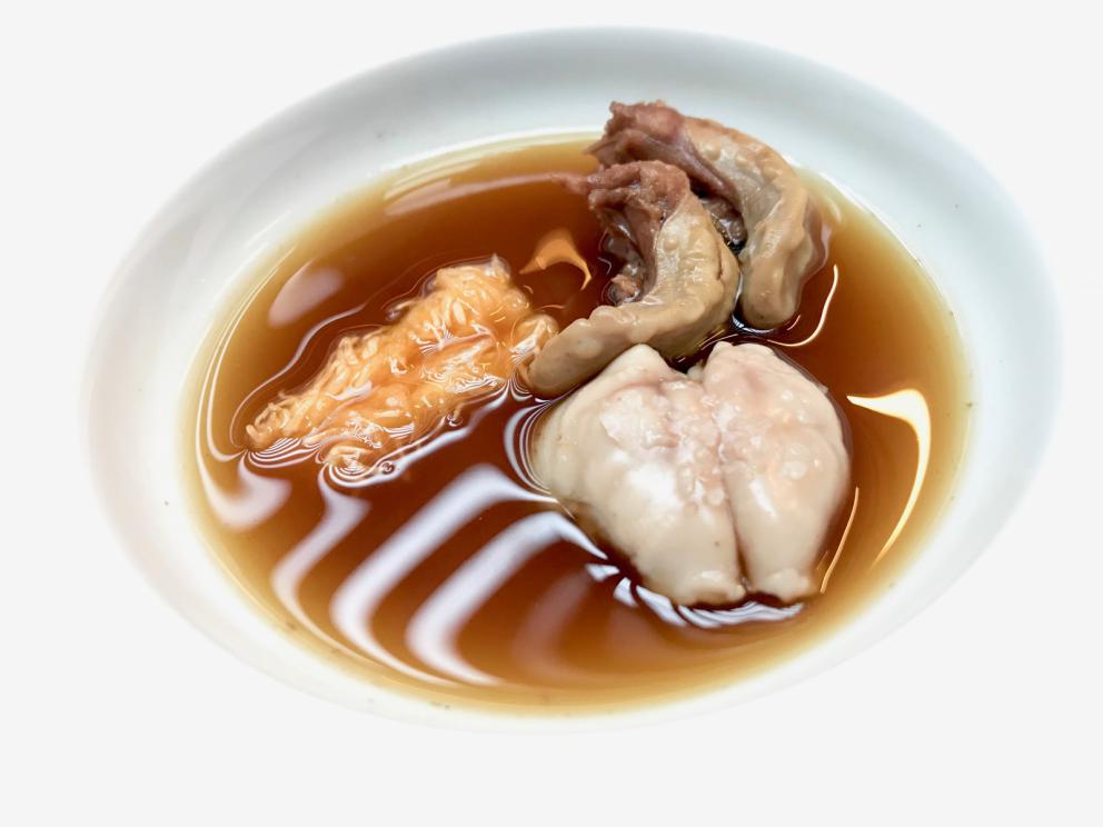 Galleria fotografica






La mappa storico-gastronomica che concettualizza la proposta del Sucede









Il nostro pranzo al Sucede. Si inizia con El huevo y la manzana, ossia uovo e mela, due elementi tipici dei Saturnali romani









Uva gasificada, ossia uva gassata. Si accompagna col latino mursum, un succo d'uva fermentato, non alcolico, con miele (qui aria di miele)









Inizia il banchetto romano vero e proprio. Dentelle de salazones, un cracker di uova di riccio di mare in salagione, più erbe e fiori. Buonissimo. Il dentelle è il merletto









La fritura de la sardina. la sardina è fritta senza olio, nel mannitolo









Mejillón ojimiel, ossia cozza con aceto e miele









Delizioso il Pan de higos, pane di fichi con trota e caviale di trota, a parte









Ostra con holandesa de garum, ostrica con salsa olandese di garum. Piatto elegantissimo









Merengue de erizo, meringa di ricci di mare









Si compone così il banchetto romano









Parte una sorta di focus sull'anguilla e i ceci. Qui uno snack, Pieles de garbanzo, ossia pelle di ceci









Infusión de anguila y garbanzo, infusione di anguilla e ceci









Ottima la Tartaleta de anguila, tartelletta di ceci verdi con anguilla e sferificazione di Merlot









Anguila al azafrán, ossia filetto di anguilla con zafferano e schiuma di agrumi









Anguila y garbanzo verde, ossia una stratosferica crema di anguilla e ceci verdi, non secchi









Tartaleta de tuétano, ossia tortino di midollo, un cracker di noci macadamia con midollo grattugiato e frutti rossi









Tuétano silvestre, midollo selvaggio: un flan di midollo con tartufo, funghi e crema di castagne









Altro passaggio, Cartílago, trufa y altramuces, ossia cartilagine, tartufo e lupino. La cartilagine è di maiale, c'è la sua demi-glace, poi lupini e sferificazione di tartufo
 









Liebre y encurtidos, lepre e sottaceti: un bel filetto di lepre con melanzane e cipolle sottaceto, sfere di olio e crema di aglio nero









Paloma con pistachos, colomba con pistacchi: gran piatto, i pistacchi sono in tre texture (cotti in crema, crudi e pralinati). Forti note tostate, anche in questo caso si gioca sul superamento delle barriere tra dolce e salato, come nei piatti precedenti









Consomé de tórtola e Tórtola al romero, quindi consommé di tortora e tortora affumicata al rosmarino. Piatto perfetto, goloso, elegante, di grandissima classe









Inzia la parte araba del menu, con Agua de dátil y rosas, acqua di datteri e rose. Richiama il carcadè che veniva offerto in segno di benvenuto









Flor de hibiscus, fiore di ibisco, con polpa di barbabietola e broccoli









Vol au vent de hibiscus y lentejas, vol au vent di ibisco, crema di lenticchie e raviolo di miele









Lentejas caviar y caracoles, ossia lenticchie, una sfera di brodo di lenticchie e caviale di lumaca. Buonissimo









A parte, un Consommé di lumaca









Ñoquis de berenjena, gnocchi di melanzana con yogurt, cous cous di erbe, sfere di yogurt alla curcuma









Brocheta de cordero a la naranja, spiedino di agnello all'arancia









Tutta la parte dedicata al coniglio è di bontà clamorosa. Qui Oreja de conejo, orecchie di coniglio croccanti









Conejo mi-cuit, mi-cuit di fegato di coniglio






