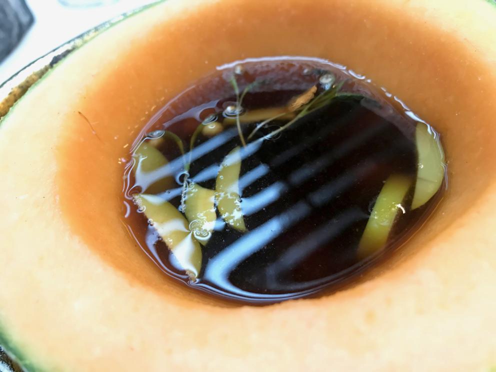 Galleria fotografica






La mappa storico-gastronomica che concettualizza la proposta del Sucede









Il nostro pranzo al Sucede. Si inizia con El huevo y la manzana, ossia uovo e mela, due elementi tipici dei Saturnali romani









Uva gasificada, ossia uva gassata. Si accompagna col latino mursum, un succo d'uva fermentato, non alcolico, con miele (qui aria di miele)









Inizia il banchetto romano vero e proprio. Dentelle de salazones, un cracker di uova di riccio di mare in salagione, più erbe e fiori. Buonissimo. Il dentelle è il merletto









La fritura de la sardina. la sardina è fritta senza olio, nel mannitolo









Mejillón ojimiel, ossia cozza con aceto e miele









Delizioso il Pan de higos, pane di fichi con trota e caviale di trota, a parte









Ostra con holandesa de garum, ostrica con salsa olandese di garum. Piatto elegantissimo









Merengue de erizo, meringa di ricci di mare









Si compone così il banchetto romano









Parte una sorta di focus sull'anguilla e i ceci. Qui uno snack, Pieles de garbanzo, ossia pelle di ceci









Infusión de anguila y garbanzo, infusione di anguilla e ceci









Ottima la Tartaleta de anguila, tartelletta di ceci verdi con anguilla e sferificazione di Merlot









Anguila al azafrán, ossia filetto di anguilla con zafferano e schiuma di agrumi









Anguila y garbanzo verde, ossia una stratosferica crema di anguilla e ceci verdi, non secchi









Tartaleta de tuétano, ossia tortino di midollo, un cracker di noci macadamia con midollo grattugiato e frutti rossi









Tuétano silvestre, midollo selvaggio: un flan di midollo con tartufo, funghi e crema di castagne









Altro passaggio, Cartílago, trufa y altramuces, ossia cartilagine, tartufo e lupino. La cartilagine è di maiale, c'è la sua demi-glace, poi lupini e sferificazione di tartufo
 









Liebre y encurtidos, lepre e sottaceti: un bel filetto di lepre con melanzane e cipolle sottaceto, sfere di olio e crema di aglio nero









Paloma con pistachos, colomba con pistacchi: gran piatto, i pistacchi sono in tre texture (cotti in crema, crudi e pralinati). Forti note tostate, anche in questo caso si gioca sul superamento delle barriere tra dolce e salato, come nei piatti precedenti









Consomé de tórtola e Tórtola al romero, quindi consommé di tortora e tortora affumicata al rosmarino. Piatto perfetto, goloso, elegante, di grandissima classe









Inzia la parte araba del menu, con Agua de dátil y rosas, acqua di datteri e rose. Richiama il carcadè che veniva offerto in segno di benvenuto









Flor de hibiscus, fiore di ibisco, con polpa di barbabietola e broccoli









Vol au vent de hibiscus y lentejas, vol au vent di ibisco, crema di lenticchie e raviolo di miele









Lentejas caviar y caracoles, ossia lenticchie, una sfera di brodo di lenticchie e caviale di lumaca. Buonissimo









A parte, un Consommé di lumaca









Ñoquis de berenjena, gnocchi di melanzana con yogurt, cous cous di erbe, sfere di yogurt alla curcuma









Brocheta de cordero a la naranja, spiedino di agnello all'arancia









Tutta la parte dedicata al coniglio è di bontà clamorosa. Qui Oreja de conejo, orecchie di coniglio croccanti









Conejo mi-cuit, mi-cuit di fegato di coniglio









Forse il piatto più strepitoso, Lenguas de conejo, ossia lingue di coniglio (ma anche il suo cervello) con membrana di melone






