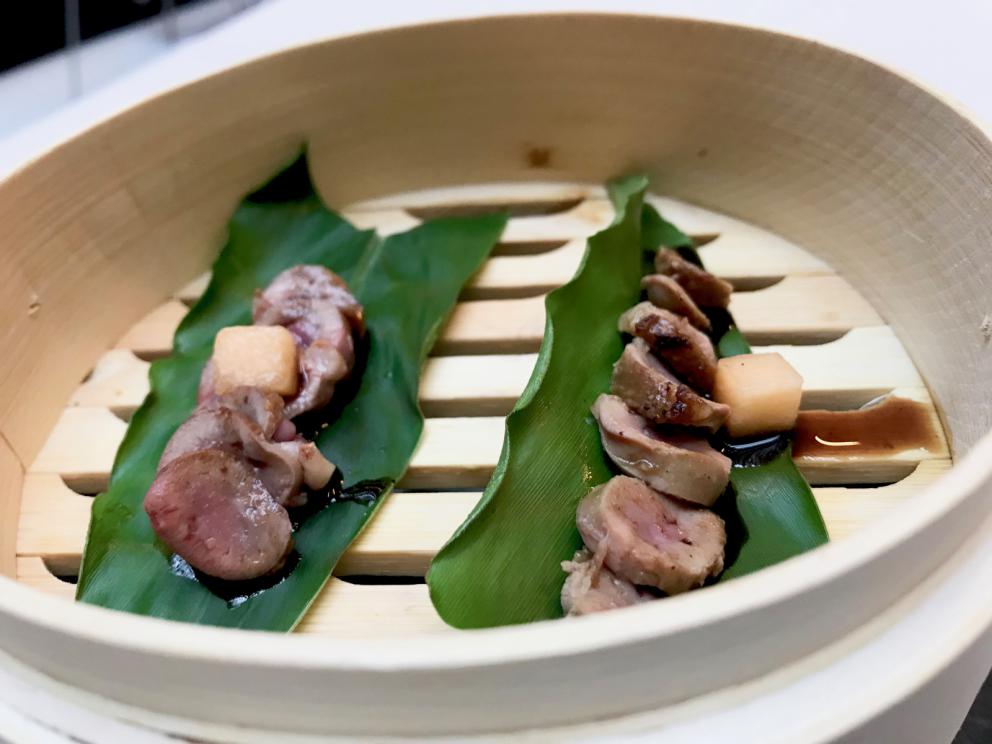 Galleria fotografica






La mappa storico-gastronomica che concettualizza la proposta del Sucede









Il nostro pranzo al Sucede. Si inizia con El huevo y la manzana, ossia uovo e mela, due elementi tipici dei Saturnali romani









Uva gasificada, ossia uva gassata. Si accompagna col latino mursum, un succo d'uva fermentato, non alcolico, con miele (qui aria di miele)









Inizia il banchetto romano vero e proprio. Dentelle de salazones, un cracker di uova di riccio di mare in salagione, più erbe e fiori. Buonissimo. Il dentelle è il merletto









La fritura de la sardina. la sardina è fritta senza olio, nel mannitolo









Mejillón ojimiel, ossia cozza con aceto e miele









Delizioso il Pan de higos, pane di fichi con trota e caviale di trota, a parte









Ostra con holandesa de garum, ostrica con salsa olandese di garum. Piatto elegantissimo









Merengue de erizo, meringa di ricci di mare









Si compone così il banchetto romano









Parte una sorta di focus sull'anguilla e i ceci. Qui uno snack, Pieles de garbanzo, ossia pelle di ceci









Infusión de anguila y garbanzo, infusione di anguilla e ceci









Ottima la Tartaleta de anguila, tartelletta di ceci verdi con anguilla e sferificazione di Merlot









Anguila al azafrán, ossia filetto di anguilla con zafferano e schiuma di agrumi









Anguila y garbanzo verde, ossia una stratosferica crema di anguilla e ceci verdi, non secchi









Tartaleta de tuétano, ossia tortino di midollo, un cracker di noci macadamia con midollo grattugiato e frutti rossi









Tuétano silvestre, midollo selvaggio: un flan di midollo con tartufo, funghi e crema di castagne









Altro passaggio, Cartílago, trufa y altramuces, ossia cartilagine, tartufo e lupino. La cartilagine è di maiale, c'è la sua demi-glace, poi lupini e sferificazione di tartufo
 









Liebre y encurtidos, lepre e sottaceti: un bel filetto di lepre con melanzane e cipolle sottaceto, sfere di olio e crema di aglio nero









Paloma con pistachos, colomba con pistacchi: gran piatto, i pistacchi sono in tre texture (cotti in crema, crudi e pralinati). Forti note tostate, anche in questo caso si gioca sul superamento delle barriere tra dolce e salato, come nei piatti precedenti









Consomé de tórtola e Tórtola al romero, quindi consommé di tortora e tortora affumicata al rosmarino. Piatto perfetto, goloso, elegante, di grandissima classe









Inzia la parte araba del menu, con Agua de dátil y rosas, acqua di datteri e rose. Richiama il carcadè che veniva offerto in segno di benvenuto









Flor de hibiscus, fiore di ibisco, con polpa di barbabietola e broccoli









Vol au vent de hibiscus y lentejas, vol au vent di ibisco, crema di lenticchie e raviolo di miele









Lentejas caviar y caracoles, ossia lenticchie, una sfera di brodo di lenticchie e caviale di lumaca. Buonissimo









A parte, un Consommé di lumaca









Ñoquis de berenjena, gnocchi di melanzana con yogurt, cous cous di erbe, sfere di yogurt alla curcuma









Brocheta de cordero a la naranja, spiedino di agnello all'arancia









Tutta la parte dedicata al coniglio è di bontà clamorosa. Qui Oreja de conejo, orecchie di coniglio croccanti









Conejo mi-cuit, mi-cuit di fegato di coniglio









Forse il piatto più strepitoso, Lenguas de conejo, ossia lingue di coniglio (ma anche il suo cervello) con membrana di melone









Conejo melón, un brodo di coniglio e melone con pinoli e olive. Gran livello






