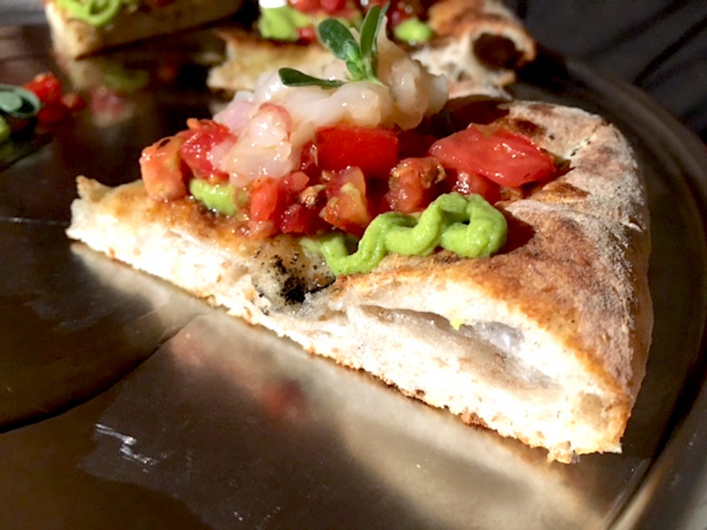 Galleria fotografica






La pizza in teglia farcita con crema di topinambur, soppressata (coppa di testa, quella buonissima made in Toscana di Renieri) e scorza di limone di Graziano Monogrammi, La Divina Pizza a Firenze









Una passeggiata al ghetto, pizza tonda con alici affumicate, scarola riccia, pomodorini e panko di Pier Daniele Seu al Gazometro38









La Margherita Romanesca con pomodoro, “mozzarella” di pecora, pecorino romano e menta di Stefano Callegari e Valerio Piccirillo da Sbanco a Roma









La pizza a 4 mani con Davide Del Duca di Francesco Martucci de I Masanielli









La pizza Vegetariana d’Autunno di ‘O Fiore Mio a Faenza






