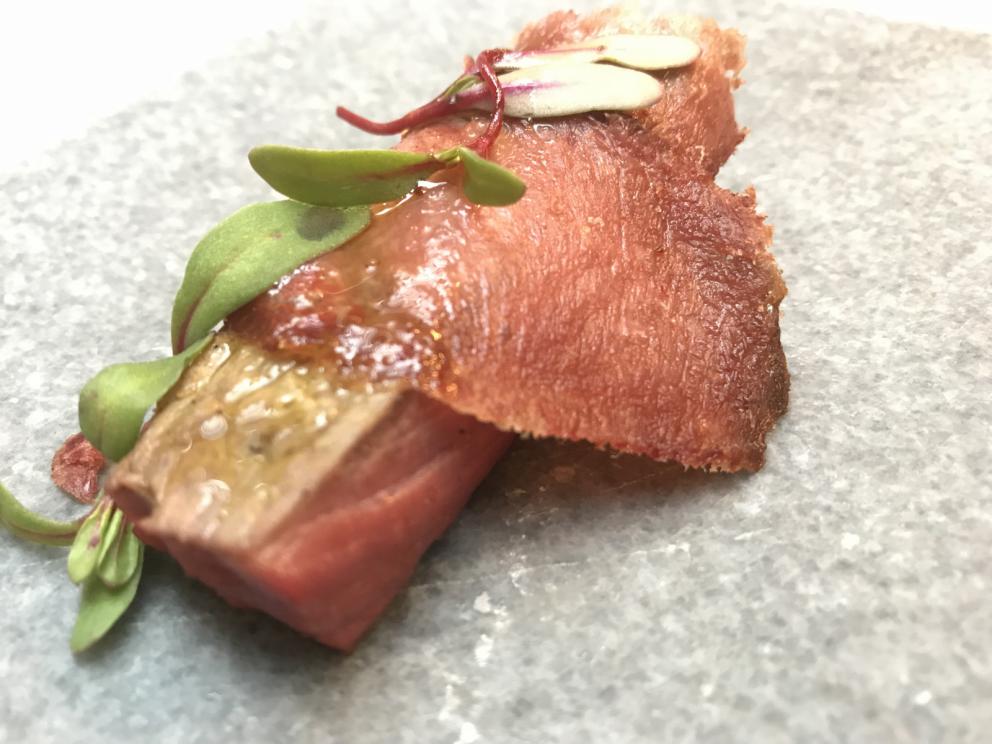 Galleria fotografica






La mappa storico-gastronomica che concettualizza la proposta del Sucede









Il nostro pranzo al Sucede. Si inizia con El huevo y la manzana, ossia uovo e mela, due elementi tipici dei Saturnali romani









Uva gasificada, ossia uva gassata. Si accompagna col latino mursum, un succo d'uva fermentato, non alcolico, con miele (qui aria di miele)









Inizia il banchetto romano vero e proprio. Dentelle de salazones, un cracker di uova di riccio di mare in salagione, più erbe e fiori. Buonissimo. Il dentelle è il merletto









La fritura de la sardina. la sardina è fritta senza olio, nel mannitolo









Mejillón ojimiel, ossia cozza con aceto e miele









Delizioso il Pan de higos, pane di fichi con trota e caviale di trota, a parte









Ostra con holandesa de garum, ostrica con salsa olandese di garum. Piatto elegantissimo









Merengue de erizo, meringa di ricci di mare









Si compone così il banchetto romano









Parte una sorta di focus sull'anguilla e i ceci. Qui uno snack, Pieles de garbanzo, ossia pelle di ceci









Infusión de anguila y garbanzo, infusione di anguilla e ceci









Ottima la Tartaleta de anguila, tartelletta di ceci verdi con anguilla e sferificazione di Merlot









Anguila al azafrán, ossia filetto di anguilla con zafferano e schiuma di agrumi









Anguila y garbanzo verde, ossia una stratosferica crema di anguilla e ceci verdi, non secchi









Tartaleta de tuétano, ossia tortino di midollo, un cracker di noci macadamia con midollo grattugiato e frutti rossi









Tuétano silvestre, midollo selvaggio: un flan di midollo con tartufo, funghi e crema di castagne









Altro passaggio, Cartílago, trufa y altramuces, ossia cartilagine, tartufo e lupino. La cartilagine è di maiale, c'è la sua demi-glace, poi lupini e sferificazione di tartufo
 









Liebre y encurtidos, lepre e sottaceti: un bel filetto di lepre con melanzane e cipolle sottaceto, sfere di olio e crema di aglio nero









Paloma con pistachos, colomba con pistacchi: gran piatto, i pistacchi sono in tre texture (cotti in crema, crudi e pralinati). Forti note tostate, anche in questo caso si gioca sul superamento delle barriere tra dolce e salato, come nei piatti precedenti









Consomé de tórtola e Tórtola al romero, quindi consommé di tortora e tortora affumicata al rosmarino. Piatto perfetto, goloso, elegante, di grandissima classe









Inzia la parte araba del menu, con Agua de dátil y rosas, acqua di datteri e rose. Richiama il carcadè che veniva offerto in segno di benvenuto









Flor de hibiscus, fiore di ibisco, con polpa di barbabietola e broccoli









Vol au vent de hibiscus y lentejas, vol au vent di ibisco, crema di lenticchie e raviolo di miele









Lentejas caviar y caracoles, ossia lenticchie, una sfera di brodo di lenticchie e caviale di lumaca. Buonissimo









A parte, un Consommé di lumaca









Ñoquis de berenjena, gnocchi di melanzana con yogurt, cous cous di erbe, sfere di yogurt alla curcuma









Brocheta de cordero a la naranja, spiedino di agnello all'arancia









Tutta la parte dedicata al coniglio è di bontà clamorosa. Qui Oreja de conejo, orecchie di coniglio croccanti









Conejo mi-cuit, mi-cuit di fegato di coniglio









Forse il piatto più strepitoso, Lenguas de conejo, ossia lingue di coniglio (ma anche il suo cervello) con membrana di melone









Conejo melón, un brodo di coniglio e melone con pinoli e olive. Gran livello









Riñón de conejo, rognoncini di coniglio su foglie di cardamomo e melone









Altra sezione: arriva al tavolo questa cosa, che è una lingua di vitello salata, stagionata e affumicata, come fosse un katsuobushi






