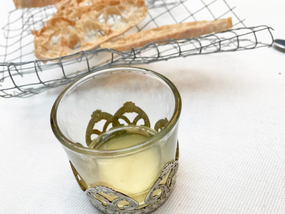 Galleria fotografica






La mappa storico-gastronomica che concettualizza la proposta del Sucede









Il nostro pranzo al Sucede. Si inizia con El huevo y la manzana, ossia uovo e mela, due elementi tipici dei Saturnali romani









Uva gasificada, ossia uva gassata. Si accompagna col latino mursum, un succo d'uva fermentato, non alcolico, con miele (qui aria di miele)









Inizia il banchetto romano vero e proprio. Dentelle de salazones, un cracker di uova di riccio di mare in salagione, più erbe e fiori. Buonissimo. Il dentelle è il merletto









La fritura de la sardina. la sardina è fritta senza olio, nel mannitolo









Mejillón ojimiel, ossia cozza con aceto e miele









Delizioso il Pan de higos, pane di fichi con trota e caviale di trota, a parte









Ostra con holandesa de garum, ostrica con salsa olandese di garum. Piatto elegantissimo









Merengue de erizo, meringa di ricci di mare









Si compone così il banchetto romano









Parte una sorta di focus sull'anguilla e i ceci. Qui uno snack, Pieles de garbanzo, ossia pelle di ceci









Infusión de anguila y garbanzo, infusione di anguilla e ceci









Ottima la Tartaleta de anguila, tartelletta di ceci verdi con anguilla e sferificazione di Merlot









Anguila al azafrán, ossia filetto di anguilla con zafferano e schiuma di agrumi









Anguila y garbanzo verde, ossia una stratosferica crema di anguilla e ceci verdi, non secchi









Tartaleta de tuétano, ossia tortino di midollo, un cracker di noci macadamia con midollo grattugiato e frutti rossi









Tuétano silvestre, midollo selvaggio: un flan di midollo con tartufo, funghi e crema di castagne









Altro passaggio, Cartílago, trufa y altramuces, ossia cartilagine, tartufo e lupino. La cartilagine è di maiale, c'è la sua demi-glace, poi lupini e sferificazione di tartufo
 









Liebre y encurtidos, lepre e sottaceti: un bel filetto di lepre con melanzane e cipolle sottaceto, sfere di olio e crema di aglio nero









Paloma con pistachos, colomba con pistacchi: gran piatto, i pistacchi sono in tre texture (cotti in crema, crudi e pralinati). Forti note tostate, anche in questo caso si gioca sul superamento delle barriere tra dolce e salato, come nei piatti precedenti









Consomé de tórtola e Tórtola al romero, quindi consommé di tortora e tortora affumicata al rosmarino. Piatto perfetto, goloso, elegante, di grandissima classe









Inzia la parte araba del menu, con Agua de dátil y rosas, acqua di datteri e rose. Richiama il carcadè che veniva offerto in segno di benvenuto









Flor de hibiscus, fiore di ibisco, con polpa di barbabietola e broccoli









Vol au vent de hibiscus y lentejas, vol au vent di ibisco, crema di lenticchie e raviolo di miele









Lentejas caviar y caracoles, ossia lenticchie, una sfera di brodo di lenticchie e caviale di lumaca. Buonissimo









A parte, un Consommé di lumaca









Ñoquis de berenjena, gnocchi di melanzana con yogurt, cous cous di erbe, sfere di yogurt alla curcuma









Brocheta de cordero a la naranja, spiedino di agnello all'arancia









Tutta la parte dedicata al coniglio è di bontà clamorosa. Qui Oreja de conejo, orecchie di coniglio croccanti









Conejo mi-cuit, mi-cuit di fegato di coniglio









Forse il piatto più strepitoso, Lenguas de conejo, ossia lingue di coniglio (ma anche il suo cervello) con membrana di melone









Conejo melón, un brodo di coniglio e melone con pinoli e olive. Gran livello









Riñón de conejo, rognoncini di coniglio su foglie di cardamomo e melone









Altra sezione: arriva al tavolo questa cosa, che è una lingua di vitello salata, stagionata e affumicata, come fosse un katsuobushi









Una fetta di lingua di vitello-katsuobushi finisce su una bistecca di vitello (invero un po' poco frollata): Ternera y lengua









Arroz del Mediterráneo, il riso del Mediterraneo, un riso fermentato con miele: assomiglia a un formaggio fresco di capra. È a tutti gli effetti il "formaggio" che chiude la parte salata






