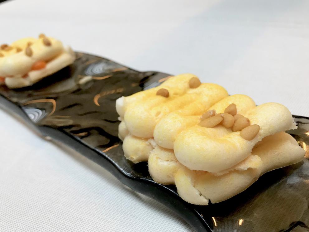 Galleria fotografica






La mappa storico-gastronomica che concettualizza la proposta del Sucede









Il nostro pranzo al Sucede. Si inizia con El huevo y la manzana, ossia uovo e mela, due elementi tipici dei Saturnali romani









Uva gasificada, ossia uva gassata. Si accompagna col latino mursum, un succo d'uva fermentato, non alcolico, con miele (qui aria di miele)









Inizia il banchetto romano vero e proprio. Dentelle de salazones, un cracker di uova di riccio di mare in salagione, più erbe e fiori. Buonissimo. Il dentelle è il merletto









La fritura de la sardina. la sardina è fritta senza olio, nel mannitolo









Mejillón ojimiel, ossia cozza con aceto e miele









Delizioso il Pan de higos, pane di fichi con trota e caviale di trota, a parte









Ostra con holandesa de garum, ostrica con salsa olandese di garum. Piatto elegantissimo









Merengue de erizo, meringa di ricci di mare









Si compone così il banchetto romano









Parte una sorta di focus sull'anguilla e i ceci. Qui uno snack, Pieles de garbanzo, ossia pelle di ceci









Infusión de anguila y garbanzo, infusione di anguilla e ceci









Ottima la Tartaleta de anguila, tartelletta di ceci verdi con anguilla e sferificazione di Merlot









Anguila al azafrán, ossia filetto di anguilla con zafferano e schiuma di agrumi









Anguila y garbanzo verde, ossia una stratosferica crema di anguilla e ceci verdi, non secchi









Tartaleta de tuétano, ossia tortino di midollo, un cracker di noci macadamia con midollo grattugiato e frutti rossi









Tuétano silvestre, midollo selvaggio: un flan di midollo con tartufo, funghi e crema di castagne









Altro passaggio, Cartílago, trufa y altramuces, ossia cartilagine, tartufo e lupino. La cartilagine è di maiale, c'è la sua demi-glace, poi lupini e sferificazione di tartufo
 









Liebre y encurtidos, lepre e sottaceti: un bel filetto di lepre con melanzane e cipolle sottaceto, sfere di olio e crema di aglio nero









Paloma con pistachos, colomba con pistacchi: gran piatto, i pistacchi sono in tre texture (cotti in crema, crudi e pralinati). Forti note tostate, anche in questo caso si gioca sul superamento delle barriere tra dolce e salato, come nei piatti precedenti









Consomé de tórtola e Tórtola al romero, quindi consommé di tortora e tortora affumicata al rosmarino. Piatto perfetto, goloso, elegante, di grandissima classe









Inzia la parte araba del menu, con Agua de dátil y rosas, acqua di datteri e rose. Richiama il carcadè che veniva offerto in segno di benvenuto









Flor de hibiscus, fiore di ibisco, con polpa di barbabietola e broccoli









Vol au vent de hibiscus y lentejas, vol au vent di ibisco, crema di lenticchie e raviolo di miele









Lentejas caviar y caracoles, ossia lenticchie, una sfera di brodo di lenticchie e caviale di lumaca. Buonissimo









A parte, un Consommé di lumaca









Ñoquis de berenjena, gnocchi di melanzana con yogurt, cous cous di erbe, sfere di yogurt alla curcuma









Brocheta de cordero a la naranja, spiedino di agnello all'arancia









Tutta la parte dedicata al coniglio è di bontà clamorosa. Qui Oreja de conejo, orecchie di coniglio croccanti









Conejo mi-cuit, mi-cuit di fegato di coniglio









Forse il piatto più strepitoso, Lenguas de conejo, ossia lingue di coniglio (ma anche il suo cervello) con membrana di melone









Conejo melón, un brodo di coniglio e melone con pinoli e olive. Gran livello









Riñón de conejo, rognoncini di coniglio su foglie di cardamomo e melone









Altra sezione: arriva al tavolo questa cosa, che è una lingua di vitello salata, stagionata e affumicata, come fosse un katsuobushi









Una fetta di lingua di vitello-katsuobushi finisce su una bistecca di vitello (invero un po' poco frollata): Ternera y lengua









Arroz del Mediterráneo, il riso del Mediterraneo, un riso fermentato con miele: assomiglia a un formaggio fresco di capra. È a tutti gli effetti il "formaggio" che chiude la parte salata









Agua de calabaza asada, acqua di zucca tostata (richiama l'arnadì, un dolce arabo-valenciano con miele e zucca)






