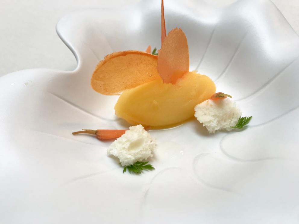 Galleria fotografica






La mappa storico-gastronomica che concettualizza la proposta del Sucede









Il nostro pranzo al Sucede. Si inizia con El huevo y la manzana, ossia uovo e mela, due elementi tipici dei Saturnali romani









Uva gasificada, ossia uva gassata. Si accompagna col latino mursum, un succo d'uva fermentato, non alcolico, con miele (qui aria di miele)









Inizia il banchetto romano vero e proprio. Dentelle de salazones, un cracker di uova di riccio di mare in salagione, più erbe e fiori. Buonissimo. Il dentelle è il merletto









La fritura de la sardina. la sardina è fritta senza olio, nel mannitolo









Mejillón ojimiel, ossia cozza con aceto e miele









Delizioso il Pan de higos, pane di fichi con trota e caviale di trota, a parte









Ostra con holandesa de garum, ostrica con salsa olandese di garum. Piatto elegantissimo









Merengue de erizo, meringa di ricci di mare









Si compone così il banchetto romano









Parte una sorta di focus sull'anguilla e i ceci. Qui uno snack, Pieles de garbanzo, ossia pelle di ceci









Infusión de anguila y garbanzo, infusione di anguilla e ceci









Ottima la Tartaleta de anguila, tartelletta di ceci verdi con anguilla e sferificazione di Merlot









Anguila al azafrán, ossia filetto di anguilla con zafferano e schiuma di agrumi









Anguila y garbanzo verde, ossia una stratosferica crema di anguilla e ceci verdi, non secchi









Tartaleta de tuétano, ossia tortino di midollo, un cracker di noci macadamia con midollo grattugiato e frutti rossi









Tuétano silvestre, midollo selvaggio: un flan di midollo con tartufo, funghi e crema di castagne









Altro passaggio, Cartílago, trufa y altramuces, ossia cartilagine, tartufo e lupino. La cartilagine è di maiale, c'è la sua demi-glace, poi lupini e sferificazione di tartufo
 









Liebre y encurtidos, lepre e sottaceti: un bel filetto di lepre con melanzane e cipolle sottaceto, sfere di olio e crema di aglio nero









Paloma con pistachos, colomba con pistacchi: gran piatto, i pistacchi sono in tre texture (cotti in crema, crudi e pralinati). Forti note tostate, anche in questo caso si gioca sul superamento delle barriere tra dolce e salato, come nei piatti precedenti









Consomé de tórtola e Tórtola al romero, quindi consommé di tortora e tortora affumicata al rosmarino. Piatto perfetto, goloso, elegante, di grandissima classe









Inzia la parte araba del menu, con Agua de dátil y rosas, acqua di datteri e rose. Richiama il carcadè che veniva offerto in segno di benvenuto









Flor de hibiscus, fiore di ibisco, con polpa di barbabietola e broccoli









Vol au vent de hibiscus y lentejas, vol au vent di ibisco, crema di lenticchie e raviolo di miele









Lentejas caviar y caracoles, ossia lenticchie, una sfera di brodo di lenticchie e caviale di lumaca. Buonissimo









A parte, un Consommé di lumaca









Ñoquis de berenjena, gnocchi di melanzana con yogurt, cous cous di erbe, sfere di yogurt alla curcuma









Brocheta de cordero a la naranja, spiedino di agnello all'arancia









Tutta la parte dedicata al coniglio è di bontà clamorosa. Qui Oreja de conejo, orecchie di coniglio croccanti









Conejo mi-cuit, mi-cuit di fegato di coniglio









Forse il piatto più strepitoso, Lenguas de conejo, ossia lingue di coniglio (ma anche il suo cervello) con membrana di melone









Conejo melón, un brodo di coniglio e melone con pinoli e olive. Gran livello









Riñón de conejo, rognoncini di coniglio su foglie di cardamomo e melone









Altra sezione: arriva al tavolo questa cosa, che è una lingua di vitello salata, stagionata e affumicata, come fosse un katsuobushi









Una fetta di lingua di vitello-katsuobushi finisce su una bistecca di vitello (invero un po' poco frollata): Ternera y lengua









Arroz del Mediterráneo, il riso del Mediterraneo, un riso fermentato con miele: assomiglia a un formaggio fresco di capra. È a tutti gli effetti il "formaggio" che chiude la parte salata









Agua de calabaza asada, acqua di zucca tostata (richiama l'arnadì, un dolce arabo-valenciano con miele e zucca)









Merengue de calabaza, meringa di crema di zucca e pinoli, appunto una reintepretazione dell'arnadì






