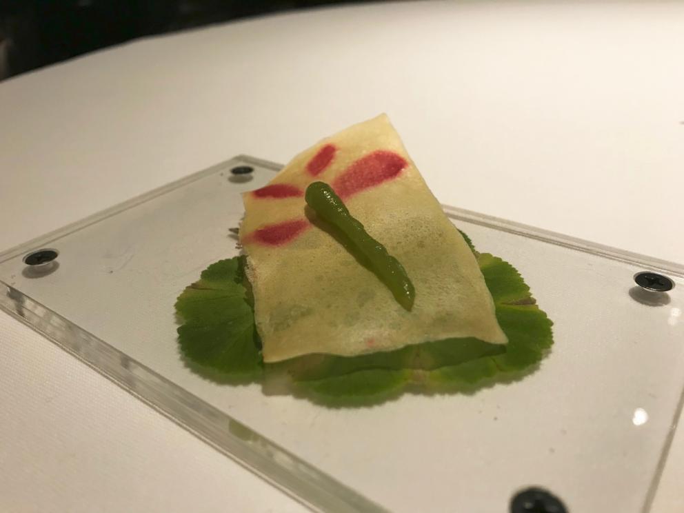 Galleria fotograficaS'inizia con un cocktail
Brodo&nbsp;di scorfano, mandorla affumicata, limone e olio al lardo&nbsp;con Pelle di scorfano essiccata, biscotto salato, finta mandorla di scorfano fresco
