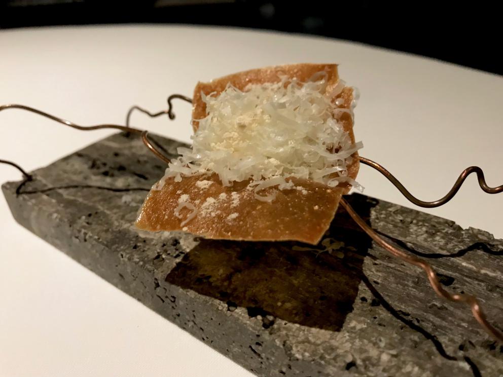 Galleria fotograficaS'inizia con un cocktail
Brodo&nbsp;di scorfano, mandorla affumicata, limone e olio al lardo&nbsp;con Pelle di scorfano essiccata, biscotto salato, finta mandorla di scorfano fresco
Gel di geranio odoroso, cialda di patata. Molto piacevole
