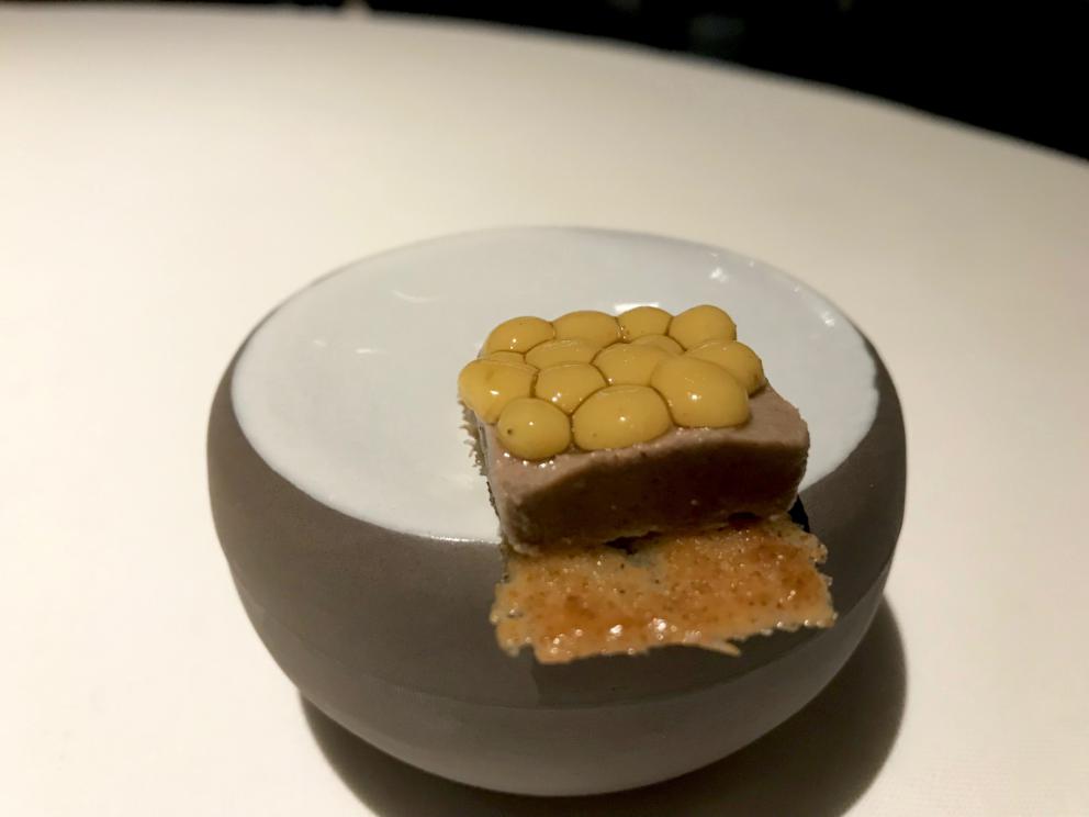 Galleria fotograficaS'inizia con un cocktail
Brodo&nbsp;di scorfano, mandorla affumicata, limone e olio al lardo&nbsp;con Pelle di scorfano essiccata, biscotto salato, finta mandorla di scorfano fresco
Gel di geranio odoroso, cialda di patata. Molto piacevole
Cialda di zuppa di cipolle, pecorino
