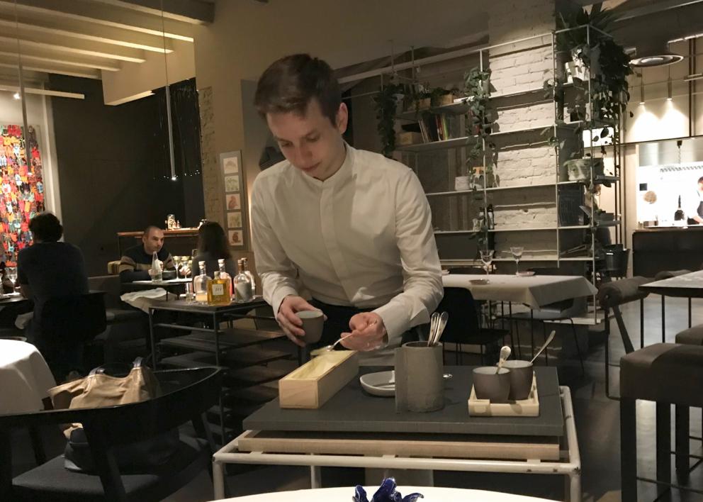 Galleria fotograficaS'inizia con un cocktail
Brodo&nbsp;di scorfano, mandorla affumicata, limone e olio al lardo&nbsp;con Pelle di scorfano essiccata, biscotto salato, finta mandorla di scorfano fresco
Gel di geranio odoroso, cialda di patata. Molto piacevole
Cialda di zuppa di cipolle, pecorino
Terrina di fegatini di pollo, cialda di creste e gel di mais
Puntarella fresca con colatura di alici, terra commestibile di malto e birra. A lato un grissino agli aghi di pino
