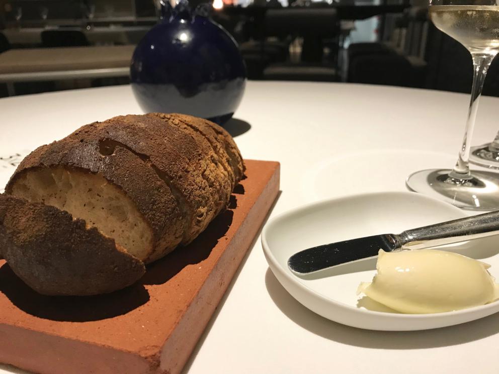 Galleria fotograficaS'inizia con un cocktail
Brodo&nbsp;di scorfano, mandorla affumicata, limone e olio al lardo&nbsp;con Pelle di scorfano essiccata, biscotto salato, finta mandorla di scorfano fresco
Gel di geranio odoroso, cialda di patata. Molto piacevole
Cialda di zuppa di cipolle, pecorino
Terrina di fegatini di pollo, cialda di creste e gel di mais
Puntarella fresca con colatura di alici, terra commestibile di malto e birra. A lato un grissino agli aghi di pino
Arriva il burro da accompagnare col pane (vedi la foto successiva) e il moldavo Maxim (&laquo;Sono da 10 anni in Italia&raquo;) lo&nbsp;aromatizza al momento, con sale integrale, cacao o rosmarino, a scelta del commensale
