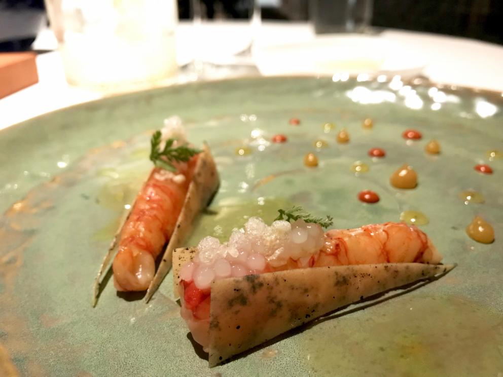 Galleria fotograficaS'inizia con un cocktail
Brodo&nbsp;di scorfano, mandorla affumicata, limone e olio al lardo&nbsp;con Pelle di scorfano essiccata, biscotto salato, finta mandorla di scorfano fresco
Gel di geranio odoroso, cialda di patata. Molto piacevole
Cialda di zuppa di cipolle, pecorino
Terrina di fegatini di pollo, cialda di creste e gel di mais
Puntarella fresca con colatura di alici, terra commestibile di malto e birra. A lato un grissino agli aghi di pino
Arriva il burro da accompagnare col pane (vedi la foto successiva) e il moldavo Maxim (&laquo;Sono da 10 anni in Italia&raquo;) lo&nbsp;aromatizza al momento, con sale integrale, cacao o rosmarino, a scelta del commensale
Pane di patate e burro del Mugello. Il pane &egrave; autoprodotto con un lievito madre di 70 anni. Molto buono
