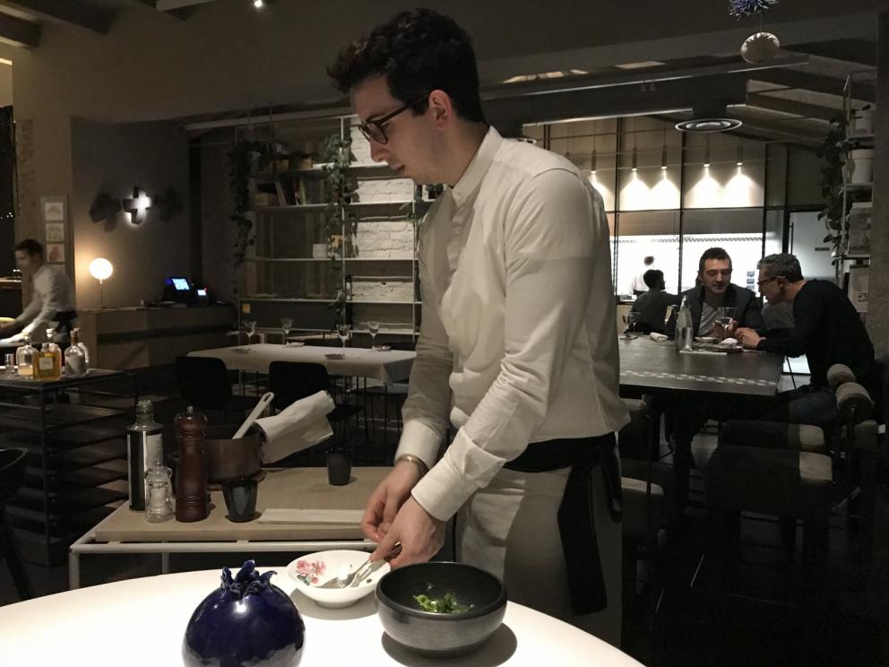 Galleria fotograficaS'inizia con un cocktail
Brodo&nbsp;di scorfano, mandorla affumicata, limone e olio al lardo&nbsp;con Pelle di scorfano essiccata, biscotto salato, finta mandorla di scorfano fresco
Gel di geranio odoroso, cialda di patata. Molto piacevole
Cialda di zuppa di cipolle, pecorino
Terrina di fegatini di pollo, cialda di creste e gel di mais
Puntarella fresca con colatura di alici, terra commestibile di malto e birra. A lato un grissino agli aghi di pino
Arriva il burro da accompagnare col pane (vedi la foto successiva) e il moldavo Maxim (&laquo;Sono da 10 anni in Italia&raquo;) lo&nbsp;aromatizza al momento, con sale integrale, cacao o rosmarino, a scelta del commensale
Pane di patate e burro del Mugello. Il pane &egrave; autoprodotto con un lievito madre di 70 anni. Molto buono
Gambero rosso di Mazara del Vallo, appena scottato, con tapioca, composta di limone, riduzione di vermuth bianco Macchia e bisque. Delizioso, bei contrasti aromatici dolci-salati-amari-agrumati. A parte, le gambette del gambero stesso, fritte, con una salsa alla paprika
