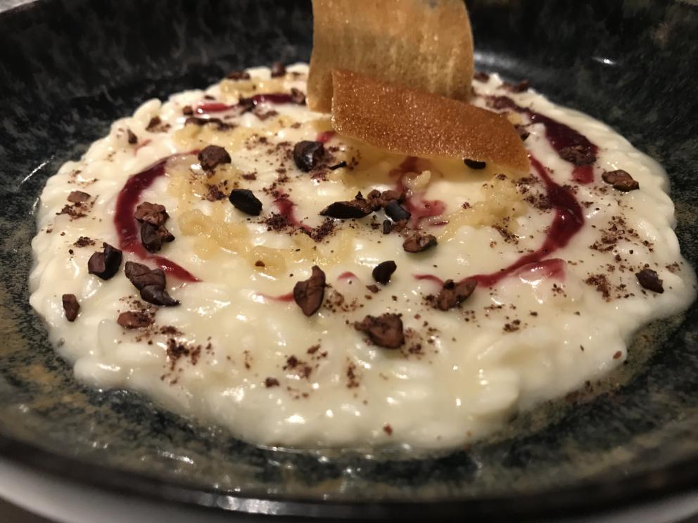 Galleria fotograficaS'inizia con un cocktail
Brodo&nbsp;di scorfano, mandorla affumicata, limone e olio al lardo&nbsp;con Pelle di scorfano essiccata, biscotto salato, finta mandorla di scorfano fresco
Gel di geranio odoroso, cialda di patata. Molto piacevole
Cialda di zuppa di cipolle, pecorino
Terrina di fegatini di pollo, cialda di creste e gel di mais
Puntarella fresca con colatura di alici, terra commestibile di malto e birra. A lato un grissino agli aghi di pino
Arriva il burro da accompagnare col pane (vedi la foto successiva) e il moldavo Maxim (&laquo;Sono da 10 anni in Italia&raquo;) lo&nbsp;aromatizza al momento, con sale integrale, cacao o rosmarino, a scelta del commensale
Pane di patate e burro del Mugello. Il pane &egrave; autoprodotto con un lievito madre di 70 anni. Molto buono
Gambero rosso di Mazara del Vallo, appena scottato, con tapioca, composta di limone, riduzione di vermuth bianco Macchia e bisque. Delizioso, bei contrasti aromatici dolci-salati-amari-agrumati. A parte, le gambette del gambero stesso, fritte, con una salsa alla paprika
Il bravo responsabile di sala Davide Bresciani prepara al tavolo la proposta successiva
Che &egrave; di gran livello: Uovo strapazzato, senape in grani, spuma di albume, tuorlo marinato, olio al geranio, brodo di cozze, pane al vapore, erbe spontanee, raccolte nel bosco di Camaiore da Marta Veneziano
