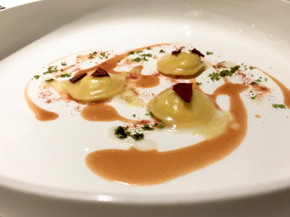 Galleria fotograficaS'inizia con un cocktail
Brodo&nbsp;di scorfano, mandorla affumicata, limone e olio al lardo&nbsp;con Pelle di scorfano essiccata, biscotto salato, finta mandorla di scorfano fresco
Gel di geranio odoroso, cialda di patata. Molto piacevole
Cialda di zuppa di cipolle, pecorino
Terrina di fegatini di pollo, cialda di creste e gel di mais
Puntarella fresca con colatura di alici, terra commestibile di malto e birra. A lato un grissino agli aghi di pino
Arriva il burro da accompagnare col pane (vedi la foto successiva) e il moldavo Maxim (&laquo;Sono da 10 anni in Italia&raquo;) lo&nbsp;aromatizza al momento, con sale integrale, cacao o rosmarino, a scelta del commensale
Pane di patate e burro del Mugello. Il pane &egrave; autoprodotto con un lievito madre di 70 anni. Molto buono
Gambero rosso di Mazara del Vallo, appena scottato, con tapioca, composta di limone, riduzione di vermuth bianco Macchia e bisque. Delizioso, bei contrasti aromatici dolci-salati-amari-agrumati. A parte, le gambette del gambero stesso, fritte, con una salsa alla paprika
Il bravo responsabile di sala Davide Bresciani prepara al tavolo la proposta successiva
Che &egrave; di gran livello: Uovo strapazzato, senape in grani, spuma di albume, tuorlo marinato, olio al geranio, brodo di cozze, pane al vapore, erbe spontanee, raccolte nel bosco di Camaiore da Marta Veneziano
Buonissimo anche il Risotto alla cipolla dolce, latticello di more, fave di cacao. Forse, in assoluto, il piatto che vale il viaggio: c'&egrave; texture, acidit&agrave;, dolcezza, amaro. La cagliata di more, ci spiega Poli, &egrave; ottenuta dalla loro fermentazione
