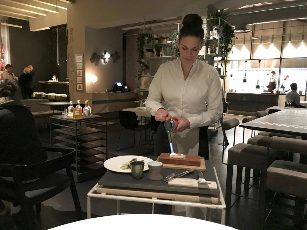 Galleria fotograficaS'inizia con un cocktail
Brodo&nbsp;di scorfano, mandorla affumicata, limone e olio al lardo&nbsp;con Pelle di scorfano essiccata, biscotto salato, finta mandorla di scorfano fresco
Gel di geranio odoroso, cialda di patata. Molto piacevole
Cialda di zuppa di cipolle, pecorino
Terrina di fegatini di pollo, cialda di creste e gel di mais
Puntarella fresca con colatura di alici, terra commestibile di malto e birra. A lato un grissino agli aghi di pino
Arriva il burro da accompagnare col pane (vedi la foto successiva) e il moldavo Maxim (&laquo;Sono da 10 anni in Italia&raquo;) lo&nbsp;aromatizza al momento, con sale integrale, cacao o rosmarino, a scelta del commensale
Pane di patate e burro del Mugello. Il pane &egrave; autoprodotto con un lievito madre di 70 anni. Molto buono
Gambero rosso di Mazara del Vallo, appena scottato, con tapioca, composta di limone, riduzione di vermuth bianco Macchia e bisque. Delizioso, bei contrasti aromatici dolci-salati-amari-agrumati. A parte, le gambette del gambero stesso, fritte, con una salsa alla paprika
Il bravo responsabile di sala Davide Bresciani prepara al tavolo la proposta successiva
Che &egrave; di gran livello: Uovo strapazzato, senape in grani, spuma di albume, tuorlo marinato, olio al geranio, brodo di cozze, pane al vapore, erbe spontanee, raccolte nel bosco di Camaiore da Marta Veneziano
Buonissimo anche il Risotto alla cipolla dolce, latticello di more, fave di cacao. Forse, in assoluto, il piatto che vale il viaggio: c'&egrave; texture, acidit&agrave;, dolcezza, amaro. La cagliata di more, ci spiega Poli, &egrave; ottenuta dalla loro fermentazione
Bottoni ripieni di scorfano con crema di cavolfiore e al cacciucco, cialda di pomodoro. Qui la texture &egrave; imperfetta e la pasta ripiena un po' troppo poco calda
