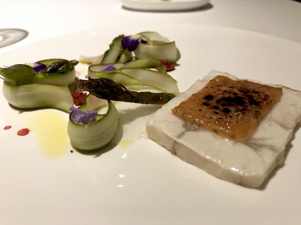 Galleria fotograficaS'inizia con un cocktail
Brodo&nbsp;di scorfano, mandorla affumicata, limone e olio al lardo&nbsp;con Pelle di scorfano essiccata, biscotto salato, finta mandorla di scorfano fresco
Gel di geranio odoroso, cialda di patata. Molto piacevole
Cialda di zuppa di cipolle, pecorino
Terrina di fegatini di pollo, cialda di creste e gel di mais
Puntarella fresca con colatura di alici, terra commestibile di malto e birra. A lato un grissino agli aghi di pino
Arriva il burro da accompagnare col pane (vedi la foto successiva) e il moldavo Maxim (&laquo;Sono da 10 anni in Italia&raquo;) lo&nbsp;aromatizza al momento, con sale integrale, cacao o rosmarino, a scelta del commensale
Pane di patate e burro del Mugello. Il pane &egrave; autoprodotto con un lievito madre di 70 anni. Molto buono
Gambero rosso di Mazara del Vallo, appena scottato, con tapioca, composta di limone, riduzione di vermuth bianco Macchia e bisque. Delizioso, bei contrasti aromatici dolci-salati-amari-agrumati. A parte, le gambette del gambero stesso, fritte, con una salsa alla paprika
Il bravo responsabile di sala Davide Bresciani prepara al tavolo la proposta successiva
Che &egrave; di gran livello: Uovo strapazzato, senape in grani, spuma di albume, tuorlo marinato, olio al geranio, brodo di cozze, pane al vapore, erbe spontanee, raccolte nel bosco di Camaiore da Marta Veneziano
Buonissimo anche il Risotto alla cipolla dolce, latticello di more, fave di cacao. Forse, in assoluto, il piatto che vale il viaggio: c'&egrave; texture, acidit&agrave;, dolcezza, amaro. La cagliata di more, ci spiega Poli, &egrave; ottenuta dalla loro fermentazione
Bottoni ripieni di scorfano con crema di cavolfiore e al cacciucco, cialda di pomodoro. Qui la texture &egrave; imperfetta e la pasta ripiena un po' troppo poco calda
Altro impiattamento al tavolo: questa volta &egrave; Alessia la protagonista
