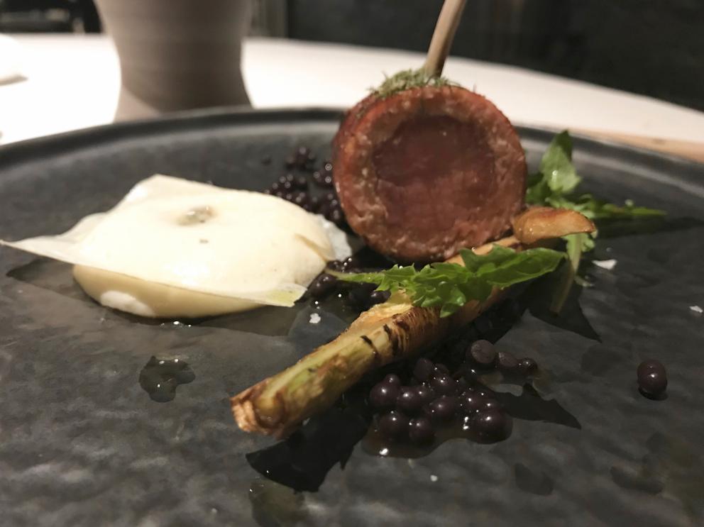 Galleria fotograficaS'inizia con un cocktail
Brodo&nbsp;di scorfano, mandorla affumicata, limone e olio al lardo&nbsp;con Pelle di scorfano essiccata, biscotto salato, finta mandorla di scorfano fresco
Gel di geranio odoroso, cialda di patata. Molto piacevole
Cialda di zuppa di cipolle, pecorino
Terrina di fegatini di pollo, cialda di creste e gel di mais
Puntarella fresca con colatura di alici, terra commestibile di malto e birra. A lato un grissino agli aghi di pino
Arriva il burro da accompagnare col pane (vedi la foto successiva) e il moldavo Maxim (&laquo;Sono da 10 anni in Italia&raquo;) lo&nbsp;aromatizza al momento, con sale integrale, cacao o rosmarino, a scelta del commensale
Pane di patate e burro del Mugello. Il pane &egrave; autoprodotto con un lievito madre di 70 anni. Molto buono
Gambero rosso di Mazara del Vallo, appena scottato, con tapioca, composta di limone, riduzione di vermuth bianco Macchia e bisque. Delizioso, bei contrasti aromatici dolci-salati-amari-agrumati. A parte, le gambette del gambero stesso, fritte, con una salsa alla paprika
Il bravo responsabile di sala Davide Bresciani prepara al tavolo la proposta successiva
Che &egrave; di gran livello: Uovo strapazzato, senape in grani, spuma di albume, tuorlo marinato, olio al geranio, brodo di cozze, pane al vapore, erbe spontanee, raccolte nel bosco di Camaiore da Marta Veneziano
Buonissimo anche il Risotto alla cipolla dolce, latticello di more, fave di cacao. Forse, in assoluto, il piatto che vale il viaggio: c'&egrave; texture, acidit&agrave;, dolcezza, amaro. La cagliata di more, ci spiega Poli, &egrave; ottenuta dalla loro fermentazione
Bottoni ripieni di scorfano con crema di cavolfiore e al cacciucco, cialda di pomodoro. Qui la texture &egrave; imperfetta e la pasta ripiena un po' troppo poco calda
Altro impiattamento al tavolo: questa volta &egrave; Alessia la protagonista
Ecco Bianco di branzino cotto al mattone, cialda di pinoli e pane, asparagi scottati e in crema, salsa di mastika. Buono, manca solo un'aggiustatina di sale
