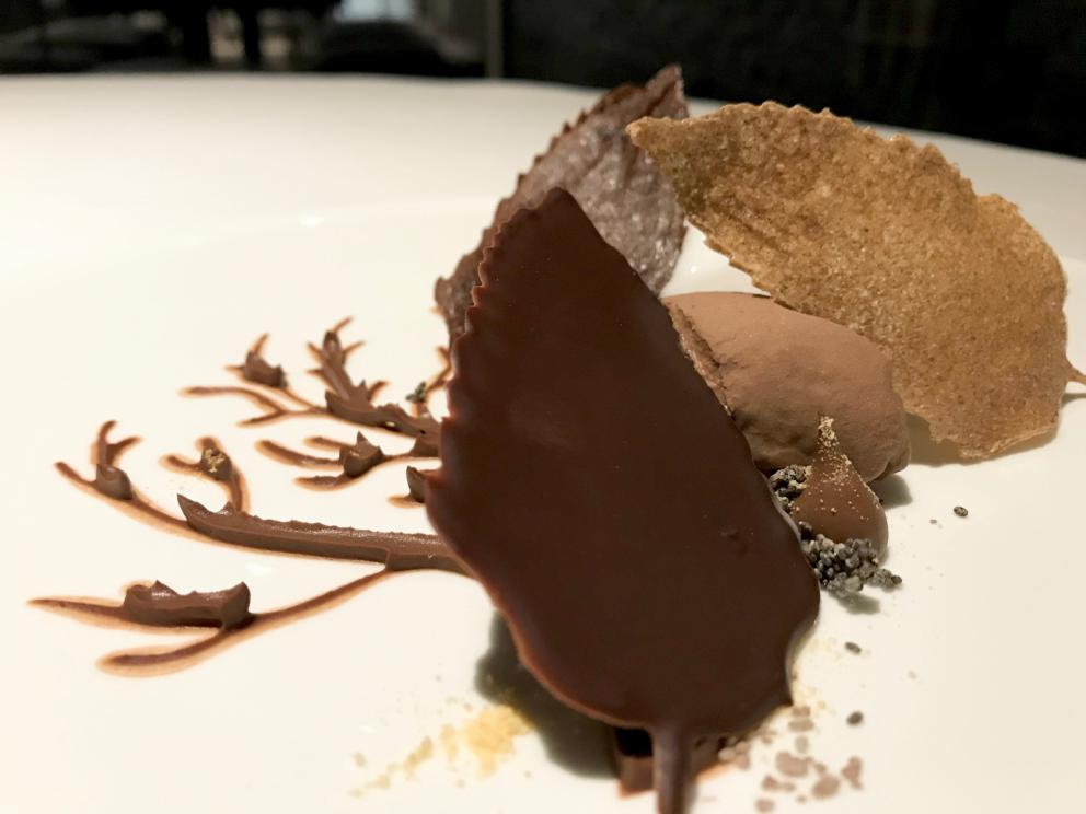 Galleria fotograficaS'inizia con un cocktail
Brodo&nbsp;di scorfano, mandorla affumicata, limone e olio al lardo&nbsp;con Pelle di scorfano essiccata, biscotto salato, finta mandorla di scorfano fresco
Gel di geranio odoroso, cialda di patata. Molto piacevole
Cialda di zuppa di cipolle, pecorino
Terrina di fegatini di pollo, cialda di creste e gel di mais
Puntarella fresca con colatura di alici, terra commestibile di malto e birra. A lato un grissino agli aghi di pino
Arriva il burro da accompagnare col pane (vedi la foto successiva) e il moldavo Maxim (&laquo;Sono da 10 anni in Italia&raquo;) lo&nbsp;aromatizza al momento, con sale integrale, cacao o rosmarino, a scelta del commensale
Pane di patate e burro del Mugello. Il pane &egrave; autoprodotto con un lievito madre di 70 anni. Molto buono
Gambero rosso di Mazara del Vallo, appena scottato, con tapioca, composta di limone, riduzione di vermuth bianco Macchia e bisque. Delizioso, bei contrasti aromatici dolci-salati-amari-agrumati. A parte, le gambette del gambero stesso, fritte, con una salsa alla paprika
Il bravo responsabile di sala Davide Bresciani prepara al tavolo la proposta successiva
Che &egrave; di gran livello: Uovo strapazzato, senape in grani, spuma di albume, tuorlo marinato, olio al geranio, brodo di cozze, pane al vapore, erbe spontanee, raccolte nel bosco di Camaiore da Marta Veneziano
Buonissimo anche il Risotto alla cipolla dolce, latticello di more, fave di cacao. Forse, in assoluto, il piatto che vale il viaggio: c'&egrave; texture, acidit&agrave;, dolcezza, amaro. La cagliata di more, ci spiega Poli, &egrave; ottenuta dalla loro fermentazione
Bottoni ripieni di scorfano con crema di cavolfiore e al cacciucco, cialda di pomodoro. Qui la texture &egrave; imperfetta e la pasta ripiena un po' troppo poco calda
Altro impiattamento al tavolo: questa volta &egrave; Alessia la protagonista
Ecco Bianco di branzino cotto al mattone, cialda di pinoli e pane, asparagi scottati e in crema, salsa di mastika. Buono, manca solo un'aggiustatina di sale
Agnello testa Nera in due consistenze. Il carr&eacute; al sangue, la spalla e la coscia, nella foto, cotte in un roll, con scorzonera, sambuco e caciocavallo. La cialdina a sinistra &egrave; di amaranto, con&nbsp;pat&eacute; d'agnello e cioccolato fondente
Poli &egrave; un gran pasticciere, ma al Filippo Mud si fa aiutare dalla giovane Roberta Vizzarri, reduce dall'Alma. Qui l'ottima Insalata di fragole e peperoni grigliati, crumble ai pinoli e peperoni, gelato al pinolo salato, spuma alla fragola, granita al basilico, polvere di peperoni
