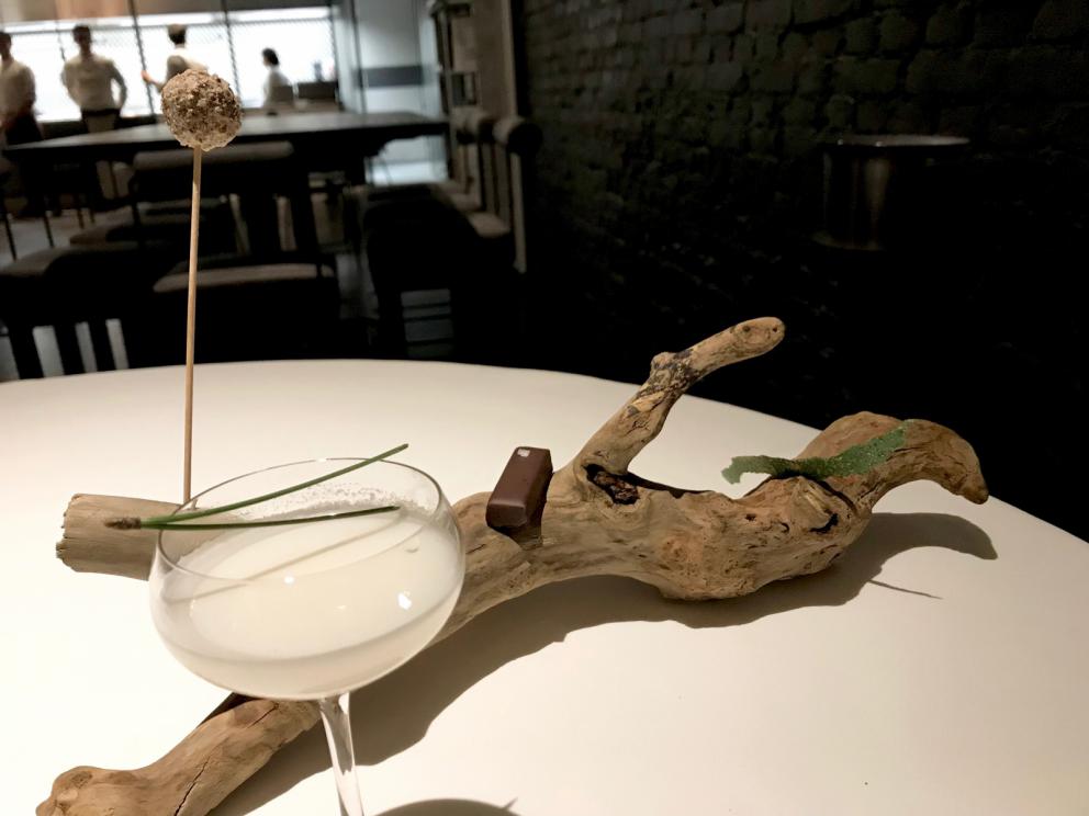 Galleria fotograficaS'inizia con un cocktail
Brodo&nbsp;di scorfano, mandorla affumicata, limone e olio al lardo&nbsp;con Pelle di scorfano essiccata, biscotto salato, finta mandorla di scorfano fresco
Gel di geranio odoroso, cialda di patata. Molto piacevole
Cialda di zuppa di cipolle, pecorino
Terrina di fegatini di pollo, cialda di creste e gel di mais
Puntarella fresca con colatura di alici, terra commestibile di malto e birra. A lato un grissino agli aghi di pino
Arriva il burro da accompagnare col pane (vedi la foto successiva) e il moldavo Maxim (&laquo;Sono da 10 anni in Italia&raquo;) lo&nbsp;aromatizza al momento, con sale integrale, cacao o rosmarino, a scelta del commensale
Pane di patate e burro del Mugello. Il pane &egrave; autoprodotto con un lievito madre di 70 anni. Molto buono
Gambero rosso di Mazara del Vallo, appena scottato, con tapioca, composta di limone, riduzione di vermuth bianco Macchia e bisque. Delizioso, bei contrasti aromatici dolci-salati-amari-agrumati. A parte, le gambette del gambero stesso, fritte, con una salsa alla paprika
Il bravo responsabile di sala Davide Bresciani prepara al tavolo la proposta successiva
Che &egrave; di gran livello: Uovo strapazzato, senape in grani, spuma di albume, tuorlo marinato, olio al geranio, brodo di cozze, pane al vapore, erbe spontanee, raccolte nel bosco di Camaiore da Marta Veneziano
Buonissimo anche il Risotto alla cipolla dolce, latticello di more, fave di cacao. Forse, in assoluto, il piatto che vale il viaggio: c'&egrave; texture, acidit&agrave;, dolcezza, amaro. La cagliata di more, ci spiega Poli, &egrave; ottenuta dalla loro fermentazione
Bottoni ripieni di scorfano con crema di cavolfiore e al cacciucco, cialda di pomodoro. Qui la texture &egrave; imperfetta e la pasta ripiena un po' troppo poco calda
Altro impiattamento al tavolo: questa volta &egrave; Alessia la protagonista
Ecco Bianco di branzino cotto al mattone, cialda di pinoli e pane, asparagi scottati e in crema, salsa di mastika. Buono, manca solo un'aggiustatina di sale
Agnello testa Nera in due consistenze. Il carr&eacute; al sangue, la spalla e la coscia, nella foto, cotte in un roll, con scorzonera, sambuco e caciocavallo. La cialdina a sinistra &egrave; di amaranto, con&nbsp;pat&eacute; d'agnello e cioccolato fondente
Poli &egrave; un gran pasticciere, ma al Filippo Mud si fa aiutare dalla giovane Roberta Vizzarri, reduce dall'Alma. Qui l'ottima Insalata di fragole e peperoni grigliati, crumble ai pinoli e peperoni, gelato al pinolo salato, spuma alla fragola, granita al basilico, polvere di peperoni
Cioccolato, chia, aceto di miele (realizzato con la coltura di&nbsp;kombucha). Raffinatissimo. Il cacao utilizzato &egrave; il vietnamita Tien Giang, delicate note di fumo
