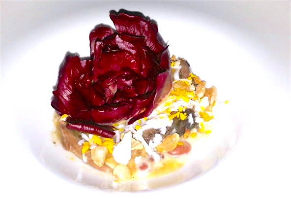 Galleria fotografica






Antonia Klugmann, de L'Argine a Dolegna del Collio (Gorizia), è tra gli chef ambasciatori della vera Rosa di Gorizia. Nel nostro speciale sui nuovi piatti dei grandi chef, ha proposto questo: Rosa di Gorizia, cervo, polline e brodo di mirtilli. «E’ tutto quasi crudo nel piatto… L'ingrediente più cotto è il mirtillo!»









La proposta di Josko Sirk e Alessandro Gavagna, de La Subida di Cormons (Gorizia), sempre per la nostra inchiesta sui piatti 2016: Il Friuli e le sue radici. «La Rosa di Gorizia, i petali croccanti, le radici bagnate dall'aceto d'uva e dal miele di marasca; la brovada, appena fermentata; il topinambur, il cuore al dente, la buccia croccante; il kren, morbido nello yogurt naturale; i ciccioli di cinghiale, per il gioco dei sapori. Quindi: la Rosa di Gorizia, la brovada, il kren, il topinambur, tutti frutti della terra ancorati alle nostre radici, usati in modo alternativo per costruire un piatto vegetariano, più che di gusto, di filosofia. Infine c'è il cinghiale, ultimo anello della catena, colui che in natura di tutto quanto sopra si ciba – foto Sergio Coimbra









Il piatto di René Redzepi, Il freddo inverno danese del 1941, presentato a Cook it Raw nel 2010









Sempre da Cook it Raw 2010: la Rosa di Gorizia utilizzata da David Chang









Yoshihiro Narisawa, da Cook it Raw 2010






