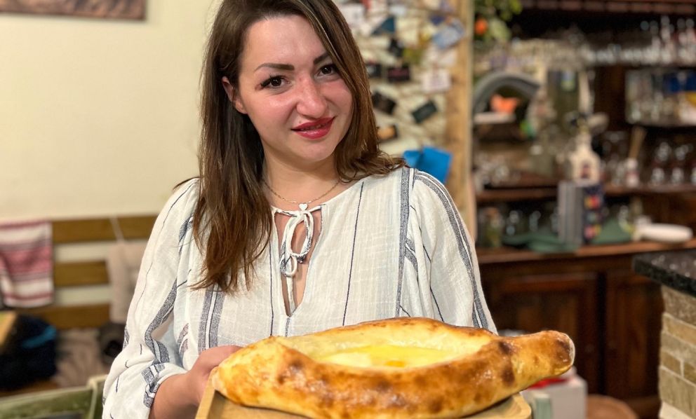A Milano, nel ristorante di cucina russo-ucraina: «La tavola deve unire i popoli. Lasciamo fuori la politica»