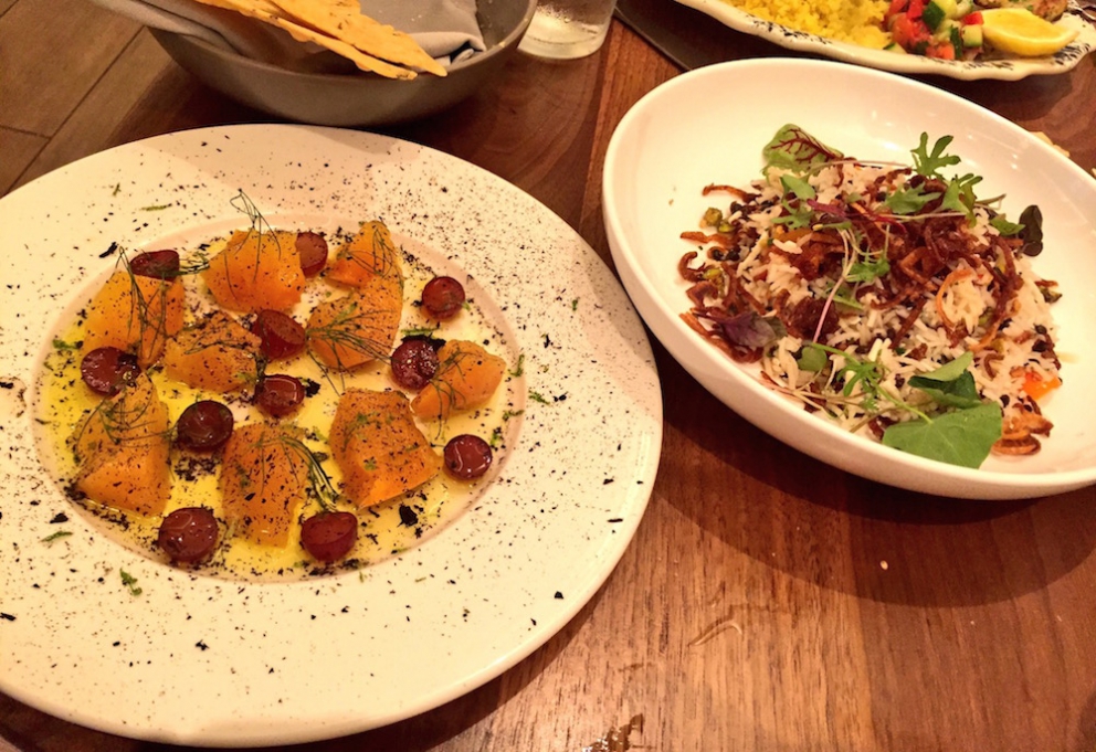 Galleria fotografica






I celeberrimi (e copiatissimi) Pork Buns del Momofuku Ssäm Bar, panini al vapore con pancia di maiale, cetrioli pickled e scalogno bianco e verde, da accompagnare con salsa hoisin, bbq o sriracha. E' un altro piatto simbolo della grande gastronomia newyorkese (la ricetta su Lucky Peach). Lo firma il cuoco di origini sudcoreane David Chang nel primo locale di un impero che oggi vanta filiali anche a Washington, Toronto, Sydney e presto anche Las Vegas









Jajangmyeon con salsiccia di maiale, chili pan mee e uovo fritto. Jajangmyeon è una specialità sudcoreana che, nelle sue formulazioni variabili, prevede sempre dei noodle e della salsa chunjang (pasta salata di soia nera). Li abbiamo assaggiati al Nishi, l'ultimo nato (a gennaio 2016) del marchio Momofuku, il primo aperto nel West Village di Manhattan (Nishi vuol dire appunto "West"). La curiosità? Oltre alle specialità dalla cucina coreana, il menu ha una vasta sezione di piatti creativi su matrice italiana, dalla Lattuga croccante con bagnacoda di noci agli Spaghetti cacio e pepe con uovo fritto sopra









La tartare di tonno big eye (thunnus obesus) con coulis di avocado, caviale ed erba cipollina in salsa ponzu al sesamo di Soto, tra i più longevi e splendenti ristoranti giapponesi di New York, due stelle Michelin nei pressi di Washington Park. Attenzione perché può capitare di sentire Sotohiro Kosugi, cuoco celebre per la sua passione (diciamo anche malattia) per gli uni, i ricci di mare, sbraitare addosso al suo assistente al bancone del sushi, noncurante della clientela. Un iracondo perfezionismo che fa di lui il Jiro della Grande Mela









Il Sandwich di taleggio e formaggio di capra grigliato, servito con due piccole ciotole di marmellata di cipolle e senape accanto. Un assaggio fulminante a pranzo allo Spotted Pig, il celeberrimo maiale macchiato volante che svetta nella placida 11ma strada dell West Village, a New York. E' il locale easy (ma con stella Michelin) di April Bloomfield, la cuoca inglese di Birmingham celebre per la sua passione suina






