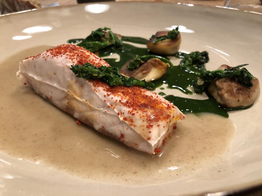 Photogallery






Our lunch at Cinque in the photos by Tanio Liotta. We start with Cream of pumpkin from Mantua, almond milk, cream of anchovies and puntarelle with lemon. Aside from the bread basket and the salted butter with porcini (every restaurant of Bartolini’s has butter aromatised in a different way)









Manita: puffed rice with aromatic herbs, tuna sauce









Potato mousse, parsley sauce, bottarga, powdered capers: a dish that recalls the famous Patata soffice, uovo e uova. Delicious









Risotto "Tricolore" – sun dried tomatoes, Grana Padano 24 months, herbs (chives, basil). The San Marzano is both as sauce and chopped, the rice thickened with butter. Delicious, of course









Spaghetti garlic and oil with a soup of sea urchins. Unexpectedly delicate






