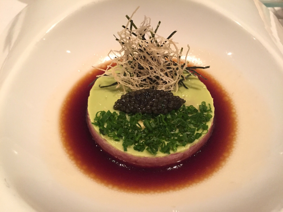 Galleria fotografica






I celeberrimi (e copiatissimi) Pork Buns del Momofuku Ssäm Bar, panini al vapore con pancia di maiale, cetrioli pickled e scalogno bianco e verde, da accompagnare con salsa hoisin, bbq o sriracha. E' un altro piatto simbolo della grande gastronomia newyorkese (la ricetta su Lucky Peach). Lo firma il cuoco di origini sudcoreane David Chang nel primo locale di un impero che oggi vanta filiali anche a Washington, Toronto, Sydney e presto anche Las Vegas









Jajangmyeon con salsiccia di maiale, chili pan mee e uovo fritto. Jajangmyeon è una specialità sudcoreana che, nelle sue formulazioni variabili, prevede sempre dei noodle e della salsa chunjang (pasta salata di soia nera). Li abbiamo assaggiati al Nishi, l'ultimo nato (a gennaio 2016) del marchio Momofuku, il primo aperto nel West Village di Manhattan (Nishi vuol dire appunto "West"). La curiosità? Oltre alle specialità dalla cucina coreana, il menu ha una vasta sezione di piatti creativi su matrice italiana, dalla Lattuga croccante con bagnacoda di noci agli Spaghetti cacio e pepe con uovo fritto sopra






