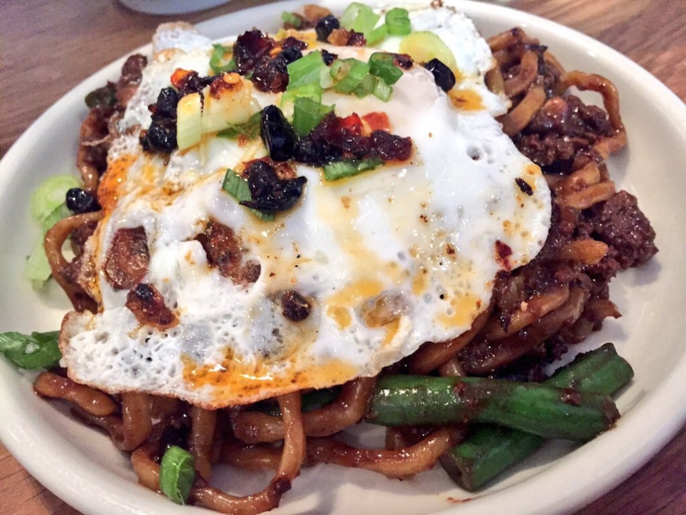 Galleria fotografica






I celeberrimi (e copiatissimi) Pork Buns del Momofuku Ssäm Bar, panini al vapore con pancia di maiale, cetrioli pickled e scalogno bianco e verde, da accompagnare con salsa hoisin, bbq o sriracha. E' un altro piatto simbolo della grande gastronomia newyorkese (la ricetta su Lucky Peach). Lo firma il cuoco di origini sudcoreane David Chang nel primo locale di un impero che oggi vanta filiali anche a Washington, Toronto, Sydney e presto anche Las Vegas






